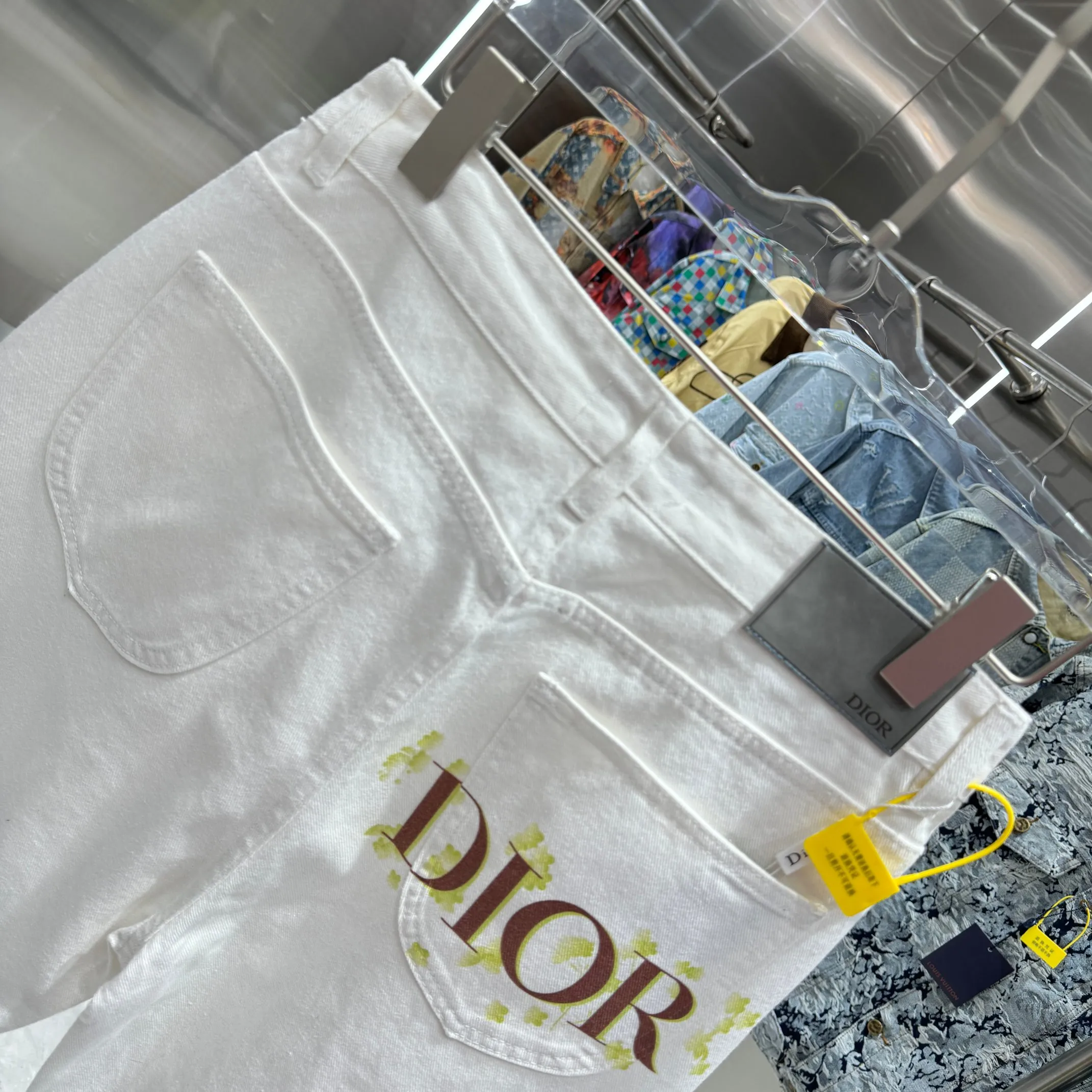 🅿️240 Dior 25 new products back pocket letter LOGO jeans! Specific latest brand leather label blockbuster item ~ private channel rare product! No matter from the pattern, fabric or small details of hardware accessories, you can't be picky! Customer-supplied hardware accessories Imported customer-supplied custom-woven denim cotton fabric, fashionable and individual. Super versatile and good-looking, a must-have for everyone. Very good-looking Size: 28 30 32 34 36 Color: white