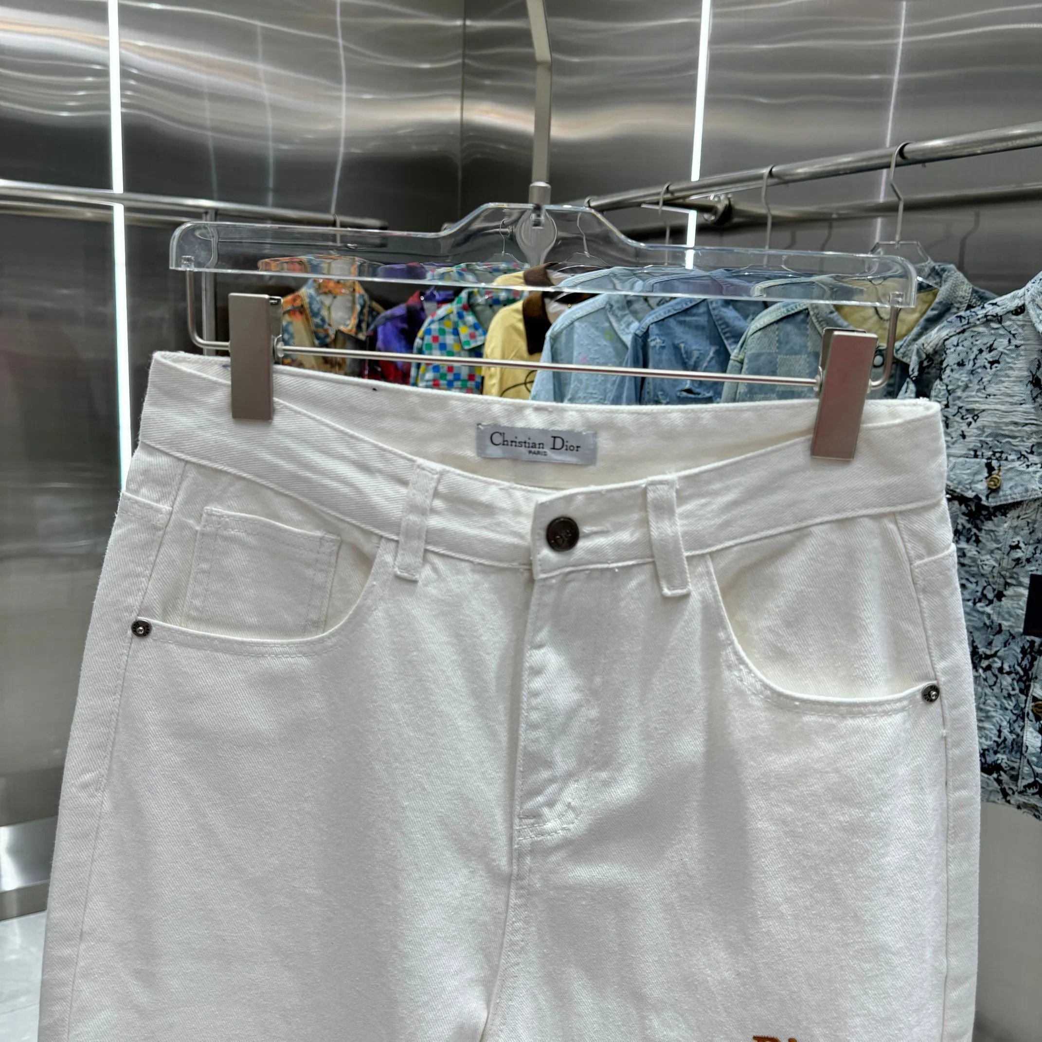 🅿️240 Dior 25 new products back pocket letter LOGO jeans! Specific latest brand leather label blockbuster item ~ private channel rare product! No matter from the pattern, fabric or small details of hardware accessories, you can't be picky! Customer-supplied hardware accessories Imported customer-supplied custom-woven denim cotton fabric, fashionable and individual. Super versatile and good-looking, a must-have for everyone. Very good-looking Size: 28 30 32 34 36 Color: white