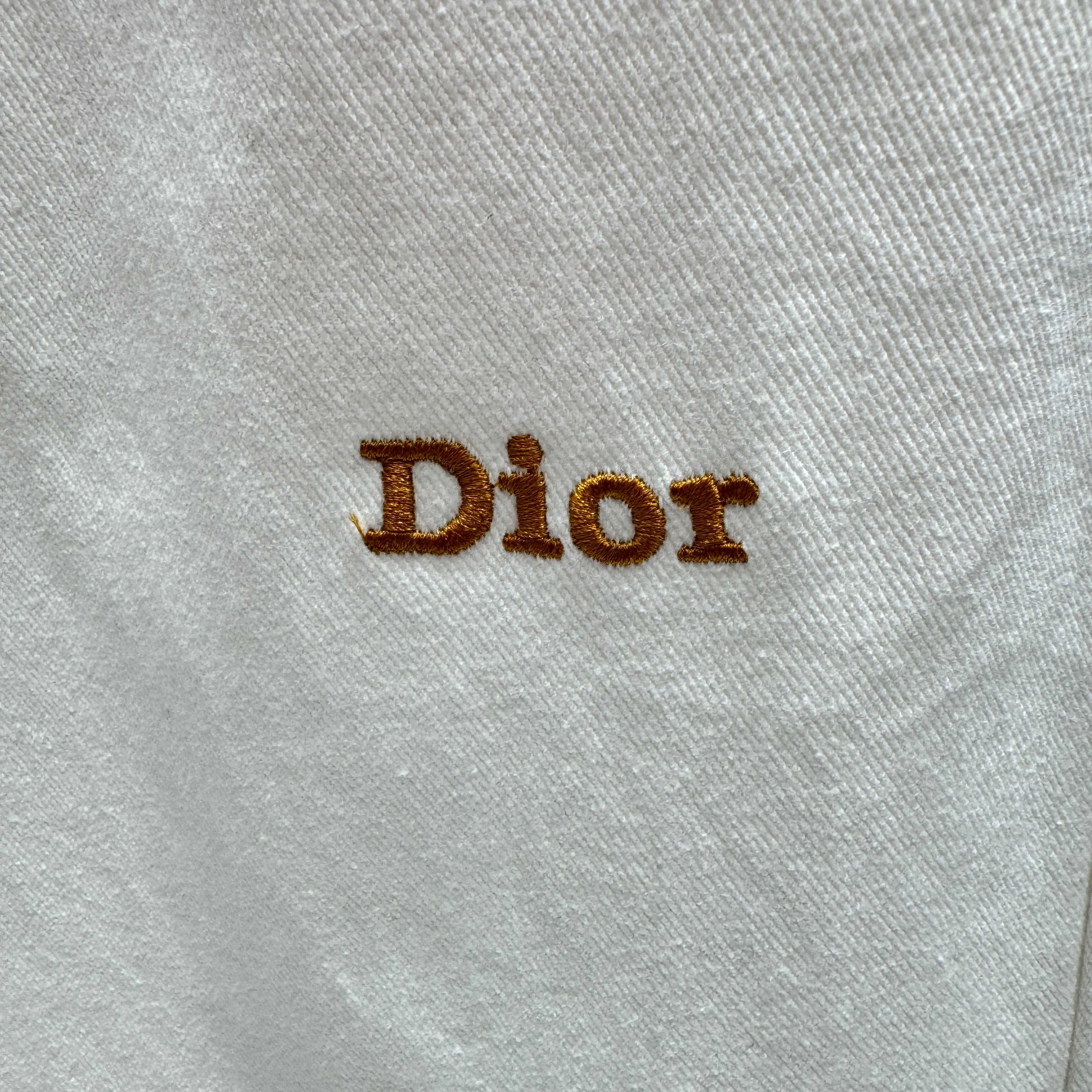 🅿️240 Dior 25 new products back pocket letter LOGO jeans! Specific latest brand leather label blockbuster item ~ private channel rare product! No matter from the pattern, fabric or small details of hardware accessories, you can't be picky! Customer-supplied hardware accessories Imported customer-supplied custom-woven denim cotton fabric, fashionable and individual. Super versatile and good-looking, a must-have for everyone. Very good-looking Size: 28 30 32 34 36 Color: white