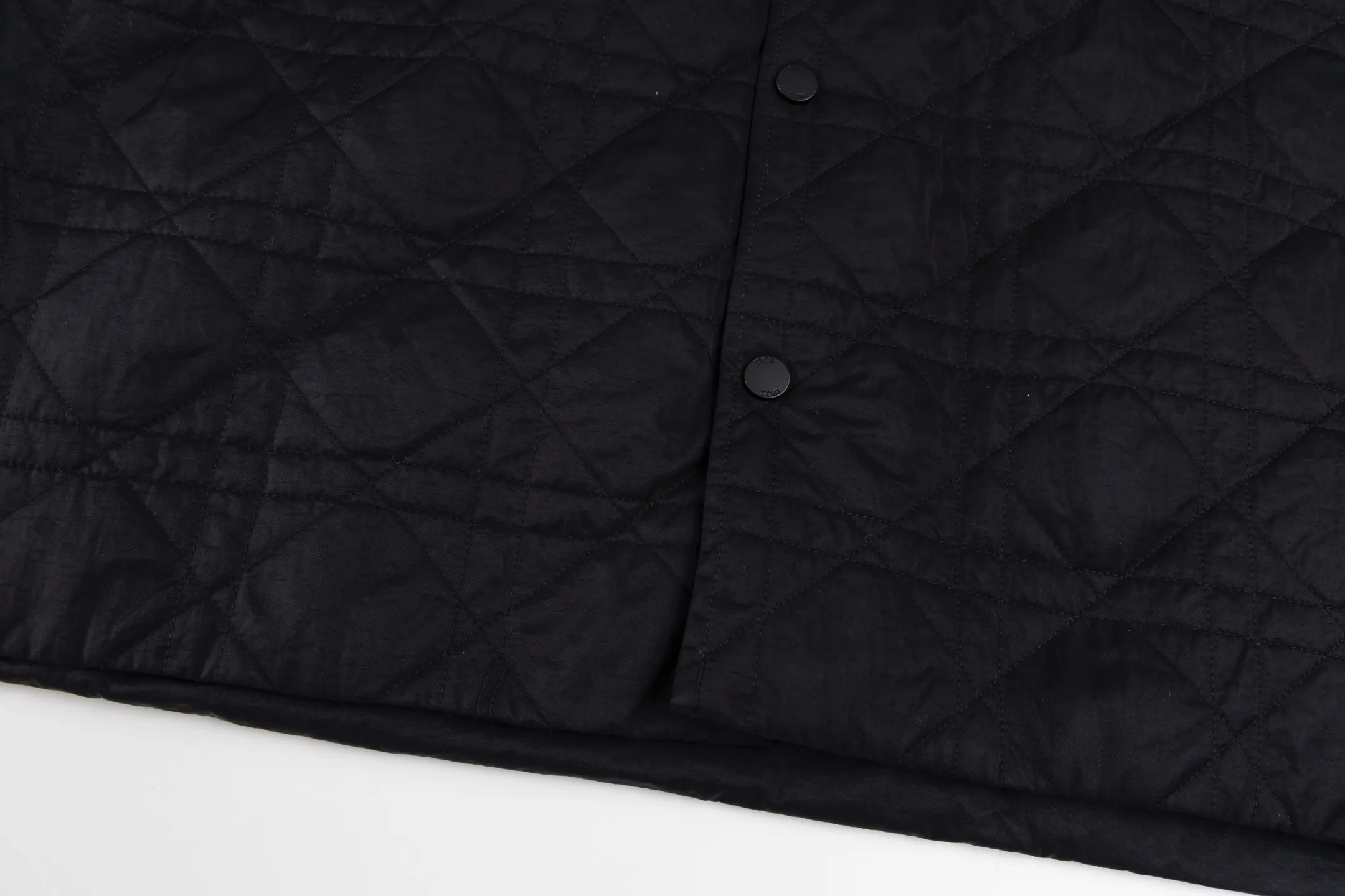 🅿️720 [Exclusive supply] CD Cannage nameplate embroidered jacket. The original version was purchased for 23,000 and developed. The fabric is made of polyester fiber technical fabric, which has both light texture and crisp silhouette. The whole body is quilted in the same tone to present the brand's iconic cannage pattern, and the details are full of exquisite craftsmanship. The chest patch pocket is decorated with an embroidered Christian Dior Couture logo, highlighting the brand's DNA. Side slits and metal snaps engraved with the Dior logo allow you to adjust the style of wearing. The overall tailoring is neat and smooth, perfectly combining traditional quilting technology with modern technological fabrics. The black tone presents a low-key luxury feel, and the cannage quilting lines are delicate and even, showing the craftsmanship of high-end ready-to-wear. This piece can be worn open for a casual style, or fastened with snaps for a slim fit, making it perfect for a variety of dressing scenarios. Size:46/48/50/52