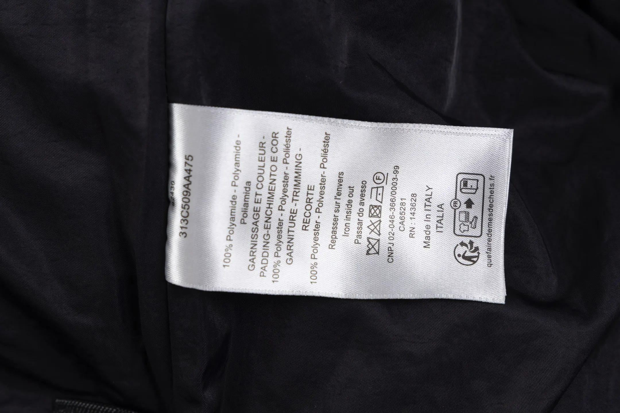 🅿️720 [Exclusive supply] CD Cannage nameplate embroidered jacket. The original version was purchased for 23,000 and developed. The fabric is made of polyester fiber technical fabric, which has both light texture and crisp silhouette. The whole body is quilted in the same tone to present the brand's iconic cannage pattern, and the details are full of exquisite craftsmanship. The chest patch pocket is decorated with an embroidered Christian Dior Couture logo, highlighting the brand's DNA. Side slits and metal snaps engraved with the Dior logo allow you to adjust the style of wearing. The overall tailoring is neat and smooth, perfectly combining traditional quilting technology with modern technological fabrics. The black tone presents a low-key luxury feel, and the cannage quilting lines are delicate and even, showing the craftsmanship of high-end ready-to-wear. This piece can be worn open for a casual style, or fastened with snaps for a slim fit, making it perfect for a variety of dressing scenarios. Size:46/48/50/52