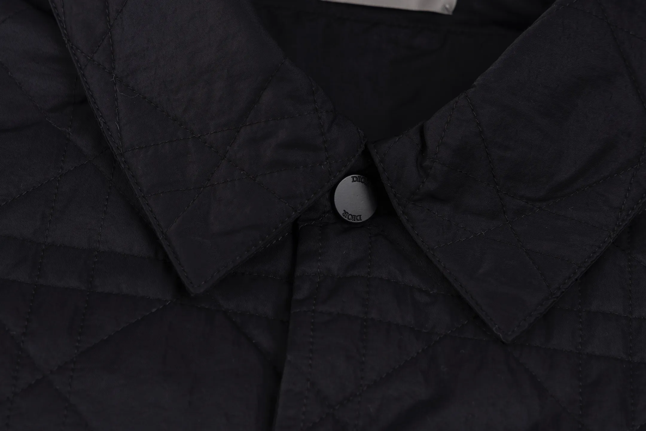 🅿️720 [Exclusive supply] CD Cannage nameplate embroidered jacket. The original version was purchased for 23,000 and developed. The fabric is made of polyester fiber technical fabric, which has both light texture and crisp silhouette. The whole body is quilted in the same tone to present the brand's iconic cannage pattern, and the details are full of exquisite craftsmanship. The chest patch pocket is decorated with an embroidered Christian Dior Couture logo, highlighting the brand's DNA. Side slits and metal snaps engraved with the Dior logo allow you to adjust the style of wearing. The overall tailoring is neat and smooth, perfectly combining traditional quilting technology with modern technological fabrics. The black tone presents a low-key luxury feel, and the cannage quilting lines are delicate and even, showing the craftsmanship of high-end ready-to-wear. This piece can be worn open for a casual style, or fastened with snaps for a slim fit, making it perfect for a variety of dressing scenarios. Size:46/48/50/52