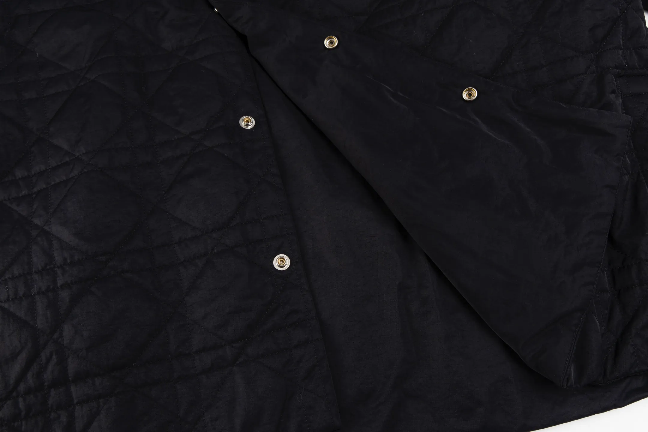 🅿️720 [Exclusive supply] CD Cannage nameplate embroidered jacket. The original version was purchased for 23,000 and developed. The fabric is made of polyester fiber technical fabric, which has both light texture and crisp silhouette. The whole body is quilted in the same tone to present the brand's iconic cannage pattern, and the details are full of exquisite craftsmanship. The chest patch pocket is decorated with an embroidered Christian Dior Couture logo, highlighting the brand's DNA. Side slits and metal snaps engraved with the Dior logo allow you to adjust the style of wearing. The overall tailoring is neat and smooth, perfectly combining traditional quilting technology with modern technological fabrics. The black tone presents a low-key luxury feel, and the cannage quilting lines are delicate and even, showing the craftsmanship of high-end ready-to-wear. This piece can be worn open for a casual style, or fastened with snaps for a slim fit, making it perfect for a variety of dressing scenarios. Size:46/48/50/52