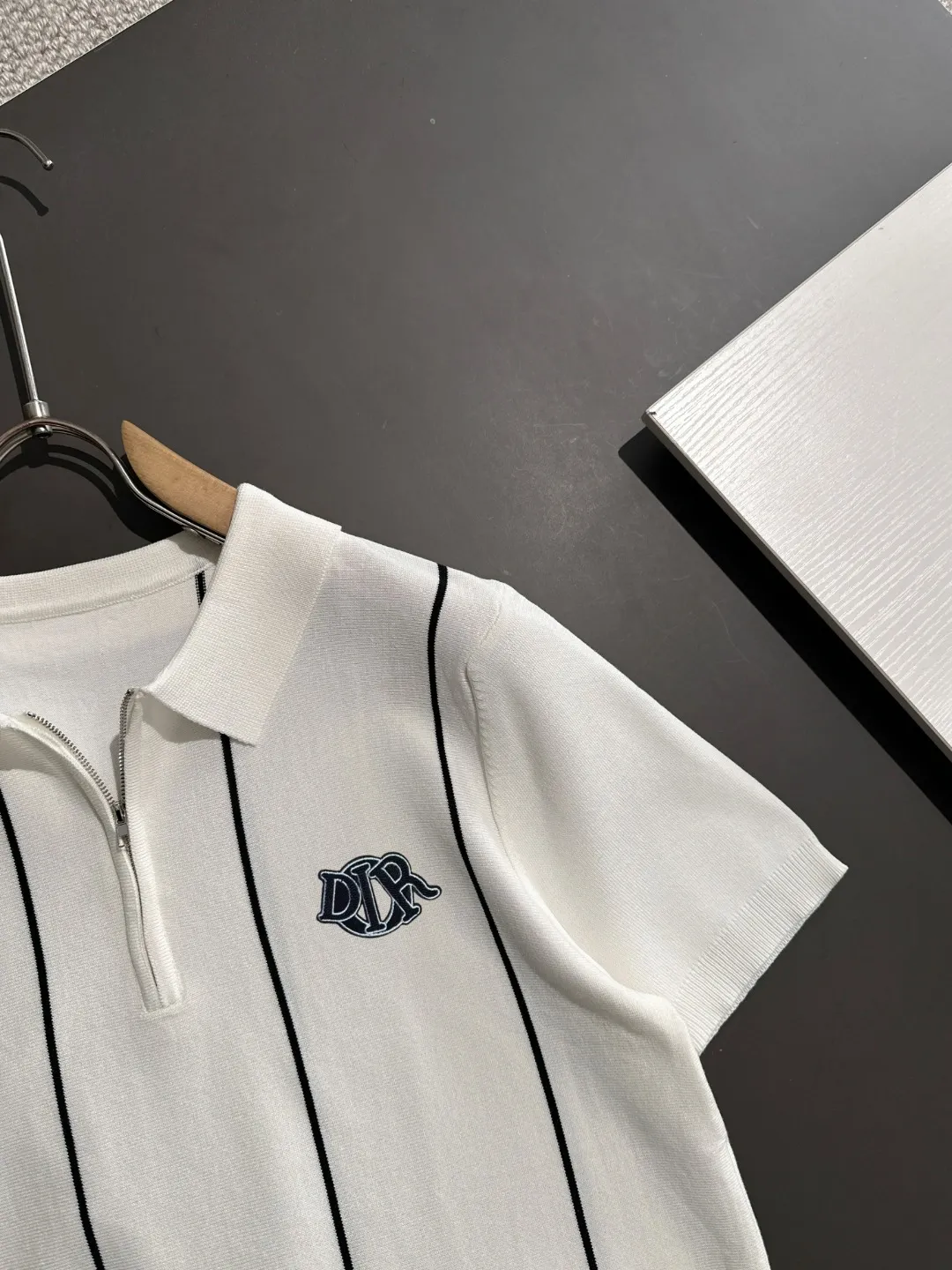 🅿️330 shipped next day. High quality Dior 2025 spring and summer new men's lapel short-sleeved T-shirt. Made of combed cotton yarn knitted cotton fabric. Pure cotton high-weight special yarn. It feels heavy when weighed. The upper body is also more textured than ordinary T-shirts. This texture can cope with the weather easily and is suitable for both hot and cold! The pattern on the chest adopts three-dimensional embroidery technology, and is perfectly produced stitch by stitch with reference to the original version! Loose fit design, looks noble. Size: M to XXXL