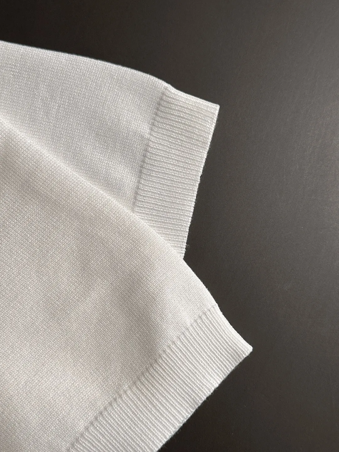 🅿️330 shipped next day. High quality Dior 2025 spring and summer new men's lapel short-sleeved T-shirt. Made of combed cotton yarn knitted cotton fabric. Pure cotton high-weight special yarn. It feels heavy when weighed. The upper body is also more textured than ordinary T-shirts. This texture can cope with the weather easily and is suitable for both hot and cold! The pattern on the chest adopts three-dimensional embroidery technology, and is perfectly produced stitch by stitch with reference to the original version! Loose fit design, looks noble. Size: M to XXXL