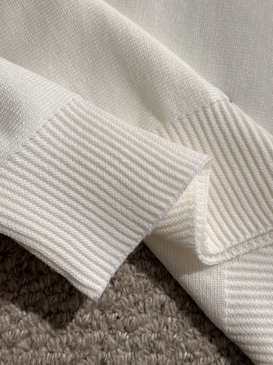 🅿️330 shipped next day. High quality Dior 2025 spring and summer new men's lapel short-sleeved T-shirt. Made of combed cotton yarn knitted cotton fabric. Pure cotton high-weight special yarn. It feels heavy when weighed. The upper body is also more textured than ordinary T-shirts. This texture can cope with the weather easily and is suitable for both hot and cold! The pattern on the chest adopts three-dimensional embroidery technology, and is perfectly produced stitch by stitch with reference to the original version! Loose fit design, looks noble. Size: M to XXXL