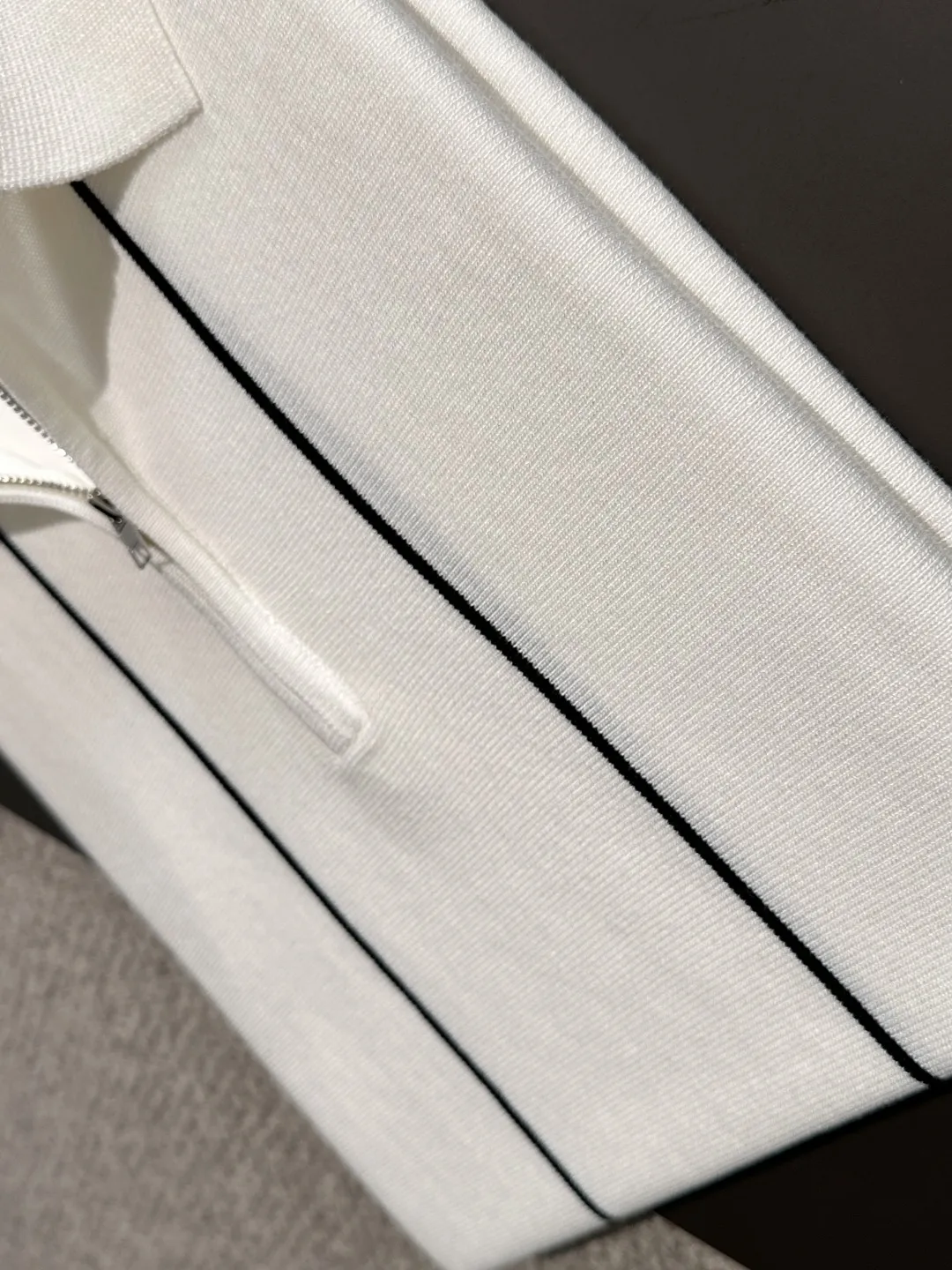 🅿️330 shipped next day. High quality Dior 2025 spring and summer new men's lapel short-sleeved T-shirt. Made of combed cotton yarn knitted cotton fabric. Pure cotton high-weight special yarn. It feels heavy when weighed. The upper body is also more textured than ordinary T-shirts. This texture can cope with the weather easily and is suitable for both hot and cold! The pattern on the chest adopts three-dimensional embroidery technology, and is perfectly produced stitch by stitch with reference to the original version! Loose fit design, looks noble. Size: M to XXXL