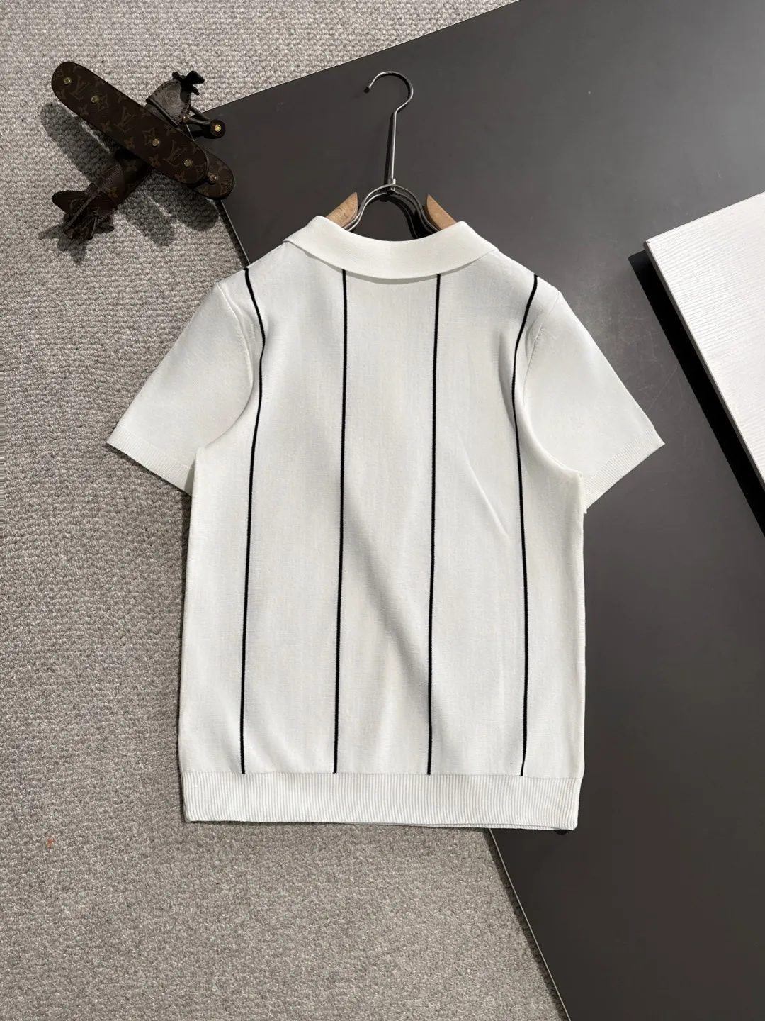 🅿️330 shipped next day. High quality Dior 2025 spring and summer new men's lapel short-sleeved T-shirt. Made of combed cotton yarn knitted cotton fabric. Pure cotton high-weight special yarn. It feels heavy when weighed. The upper body is also more textured than ordinary T-shirts. This texture can cope with the weather easily and is suitable for both hot and cold! The pattern on the chest adopts three-dimensional embroidery technology, and is perfectly produced stitch by stitch with reference to the original version! Loose fit design, looks noble. Size: M to XXXL