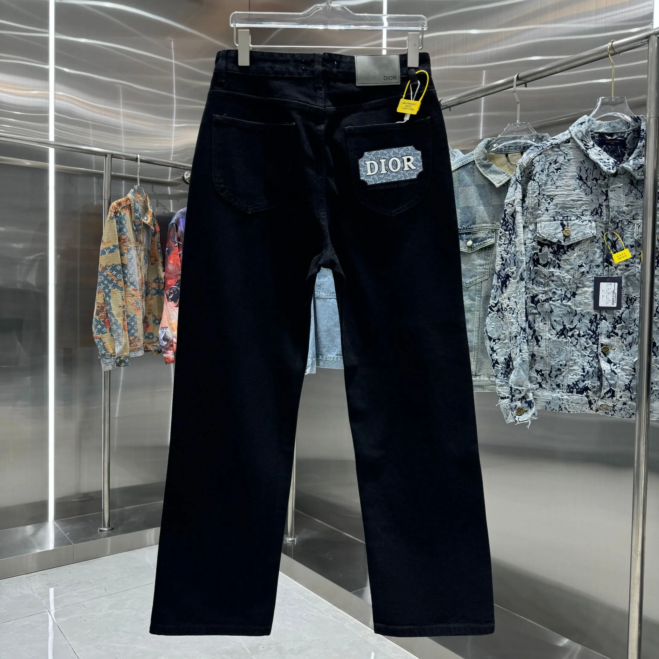 🅿️270 Dior 25 new product silicone jeans with LOGO on the back pocket! Specific latest brand leather label blockbuster item ~ private channel rare product! No matter from the pattern, fabric or small details of hardware accessories, you can't be picky! Customer-supplied hardware accessories Imported customer-supplied custom-woven denim and cotton fabrics, fashionable and individual. Super versatile and good-looking, a must-have style. Very good-looking Size: 28 30 32 34 36 Color: black