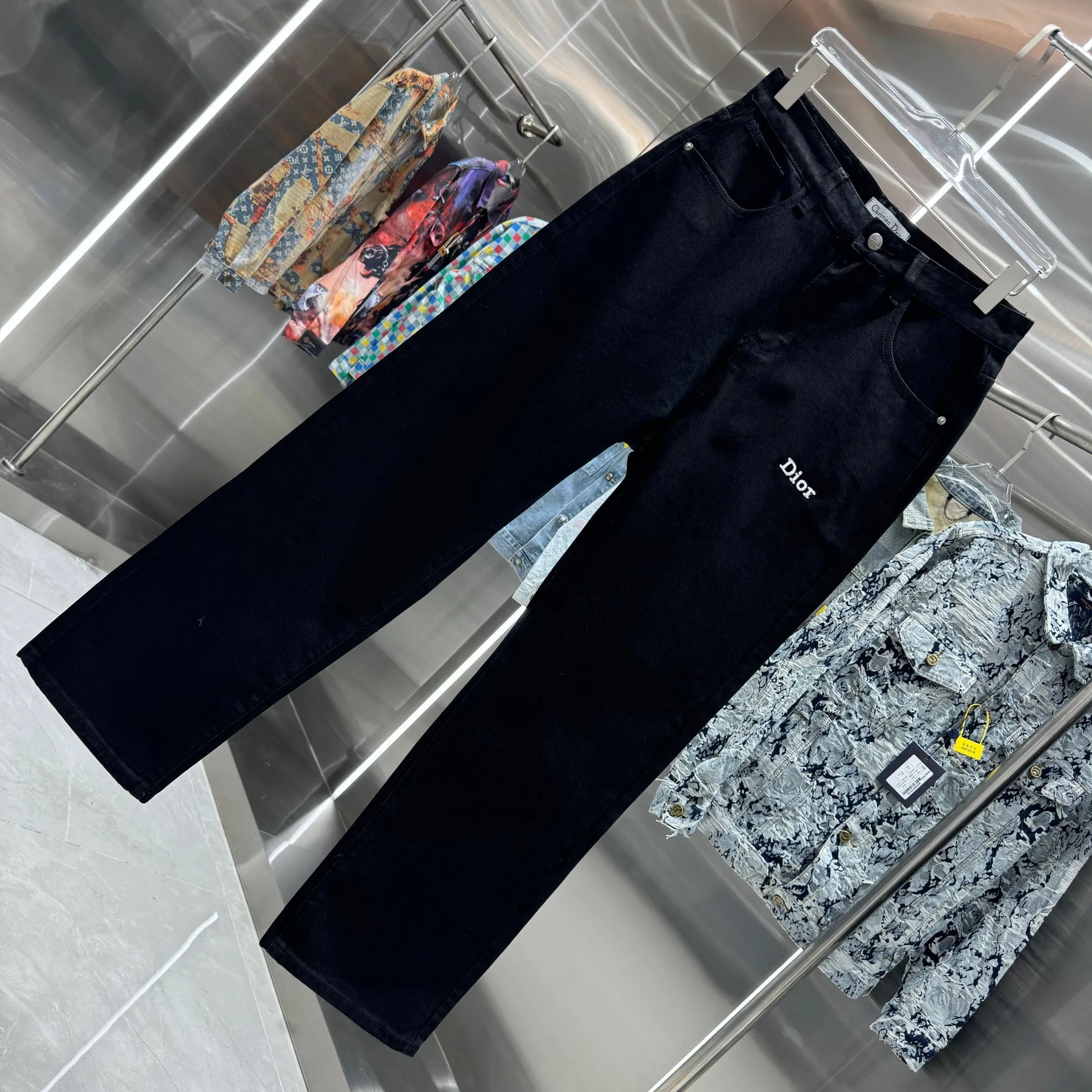 🅿️270 Dior 25 new product silicone jeans with LOGO on the back pocket! Specific latest brand leather label blockbuster item ~ private channel rare product! No matter from the pattern, fabric or small details of hardware accessories, you can't be picky! Customer-supplied hardware accessories Imported customer-supplied custom-woven denim and cotton fabrics, fashionable and individual. Super versatile and good-looking, a must-have style. Very good-looking Size: 28 30 32 34 36 Color: black