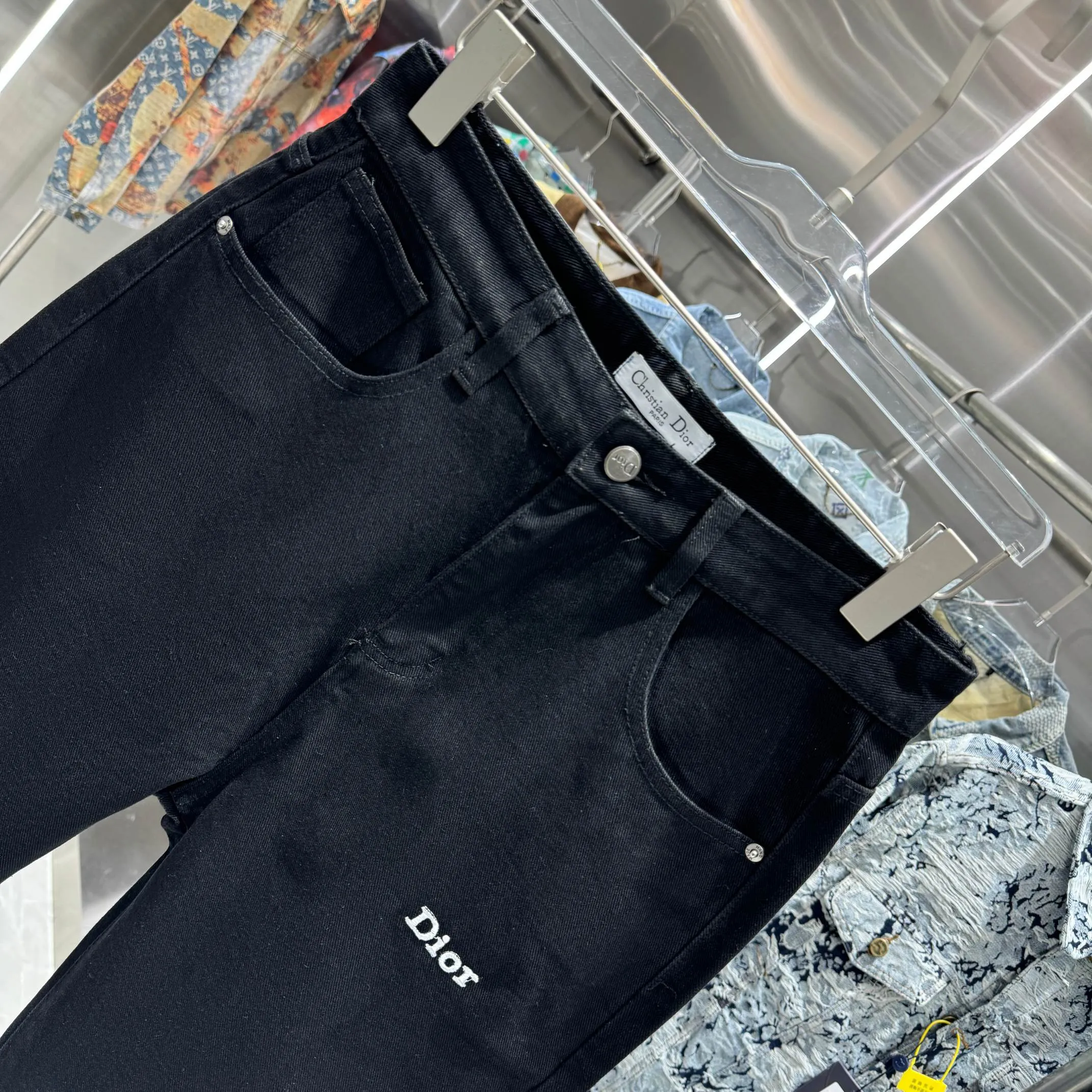 🅿️270 Dior 25 new product silicone jeans with LOGO on the back pocket! Specific latest brand leather label blockbuster item ~ private channel rare product! No matter from the pattern, fabric or small details of hardware accessories, you can't be picky! Customer-supplied hardware accessories Imported customer-supplied custom-woven denim and cotton fabrics, fashionable and individual. Super versatile and good-looking, a must-have style. Very good-looking Size: 28 30 32 34 36 Color: black