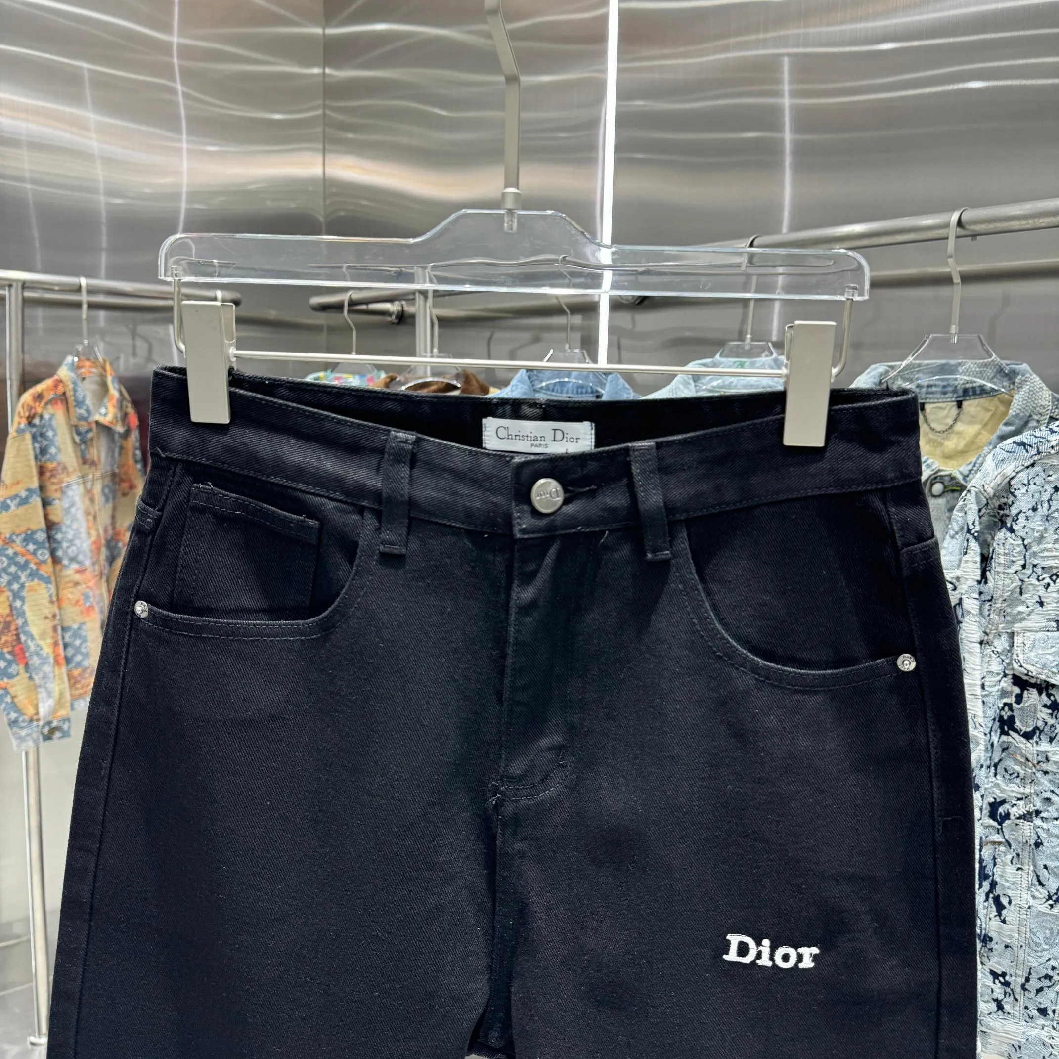 🅿️270 Dior 25 new product silicone jeans with LOGO on the back pocket! Specific latest brand leather label blockbuster item ~ private channel rare product! No matter from the pattern, fabric or small details of hardware accessories, you can't be picky! Customer-supplied hardware accessories Imported customer-supplied custom-woven denim and cotton fabrics, fashionable and individual. Super versatile and good-looking, a must-have style. Very good-looking Size: 28 30 32 34 36 Color: black