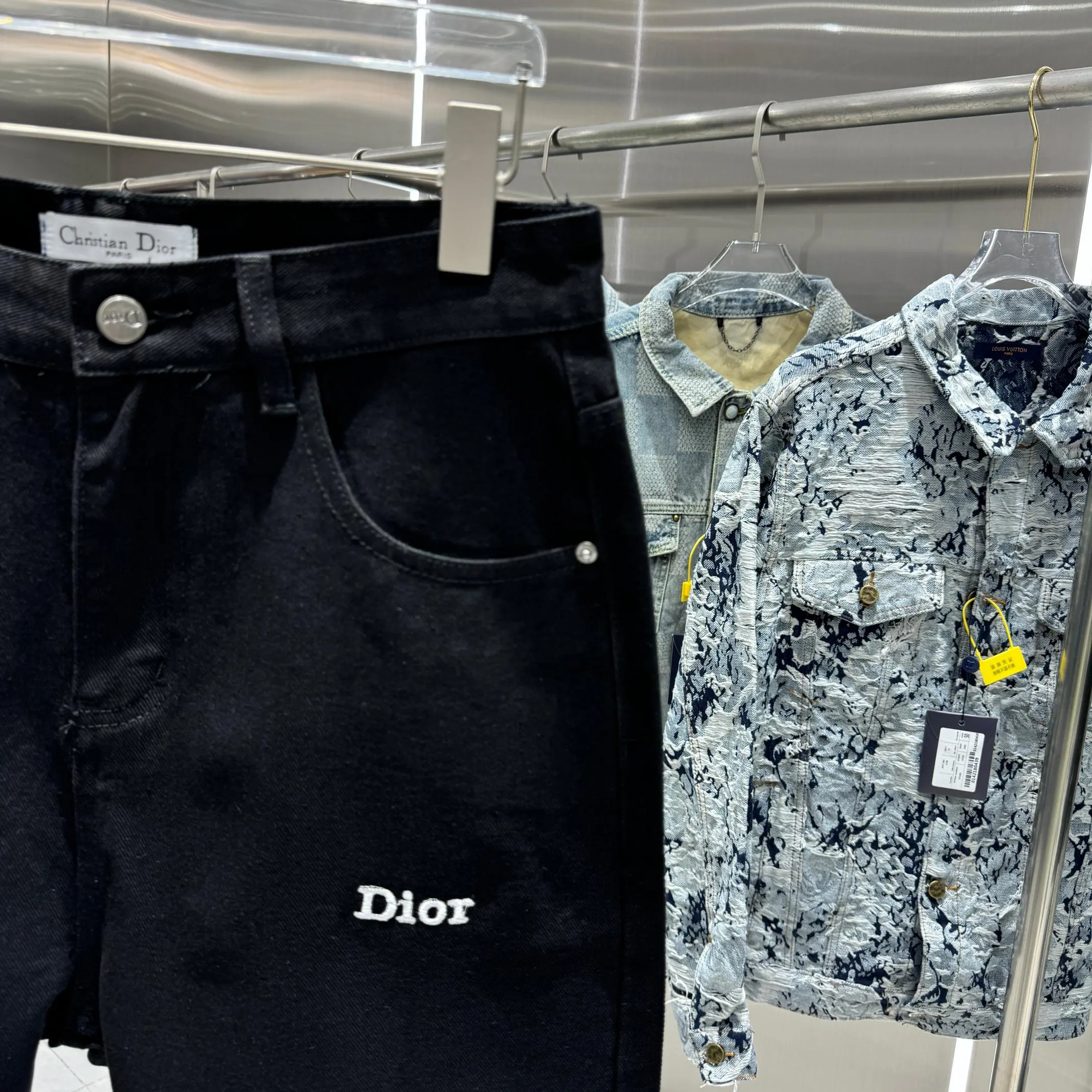 🅿️270 Dior 25 new product silicone jeans with LOGO on the back pocket! Specific latest brand leather label blockbuster item ~ private channel rare product! No matter from the pattern, fabric or small details of hardware accessories, you can't be picky! Customer-supplied hardware accessories Imported customer-supplied custom-woven denim and cotton fabrics, fashionable and individual. Super versatile and good-looking, a must-have style. Very good-looking Size: 28 30 32 34 36 Color: black