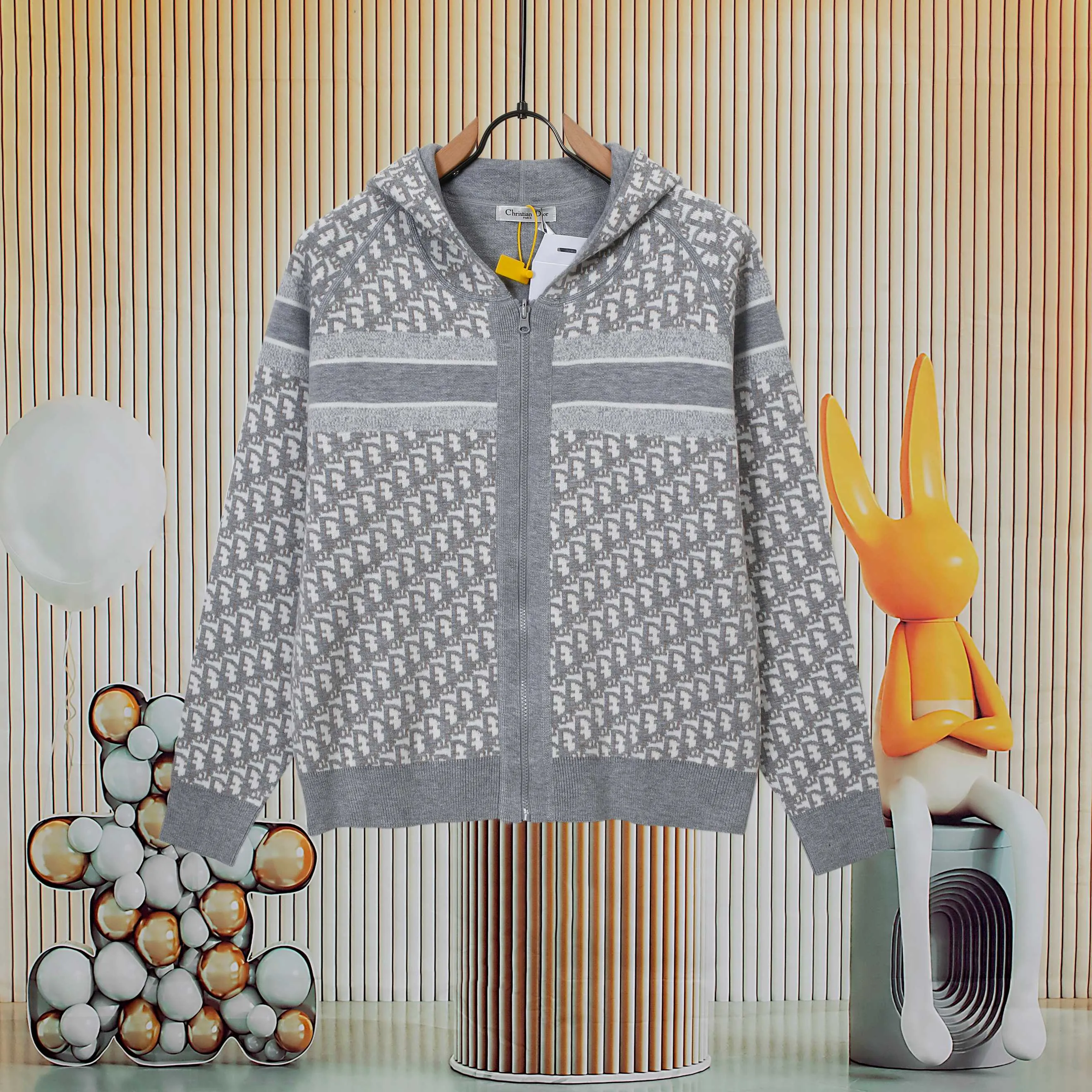 🅿️500 (top version) Dior’s popular double-sided presbyopic all-over logo printed couple’s zipper hooded knitted sweater jacket Classic presbyopic double-sided wool cashmere hooded cardigan Top-grade imported cashmere fabric Made with imported knitting machines Skin-friendly and non-stitching No pilling Very soft to the touch Super comfortable Fashionable and individual Super versatile and good-looking hooded knitted sweater Suitable for both men and women A must-have item Can be compared with market quality Packaging Tag Collar label: washed wheat, three labels complete Color: blue, gray Size: S M L XL Model: D8968