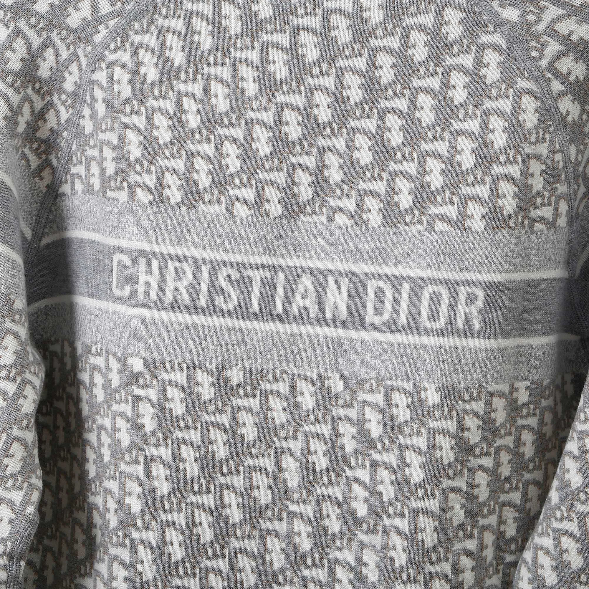 🅿️500 (top version) Dior’s popular double-sided presbyopic all-over logo printed couple’s zipper hooded knitted sweater jacket Classic presbyopic double-sided wool cashmere hooded cardigan Top-grade imported cashmere fabric Made with imported knitting machines Skin-friendly and non-stitching No pilling Very soft to the touch Super comfortable Fashionable and individual Super versatile and good-looking hooded knitted sweater Suitable for both men and women A must-have item Can be compared with market quality Packaging Tag Collar label: washed wheat, three labels complete Color: blue, gray Size: S M L XL Model: D8968