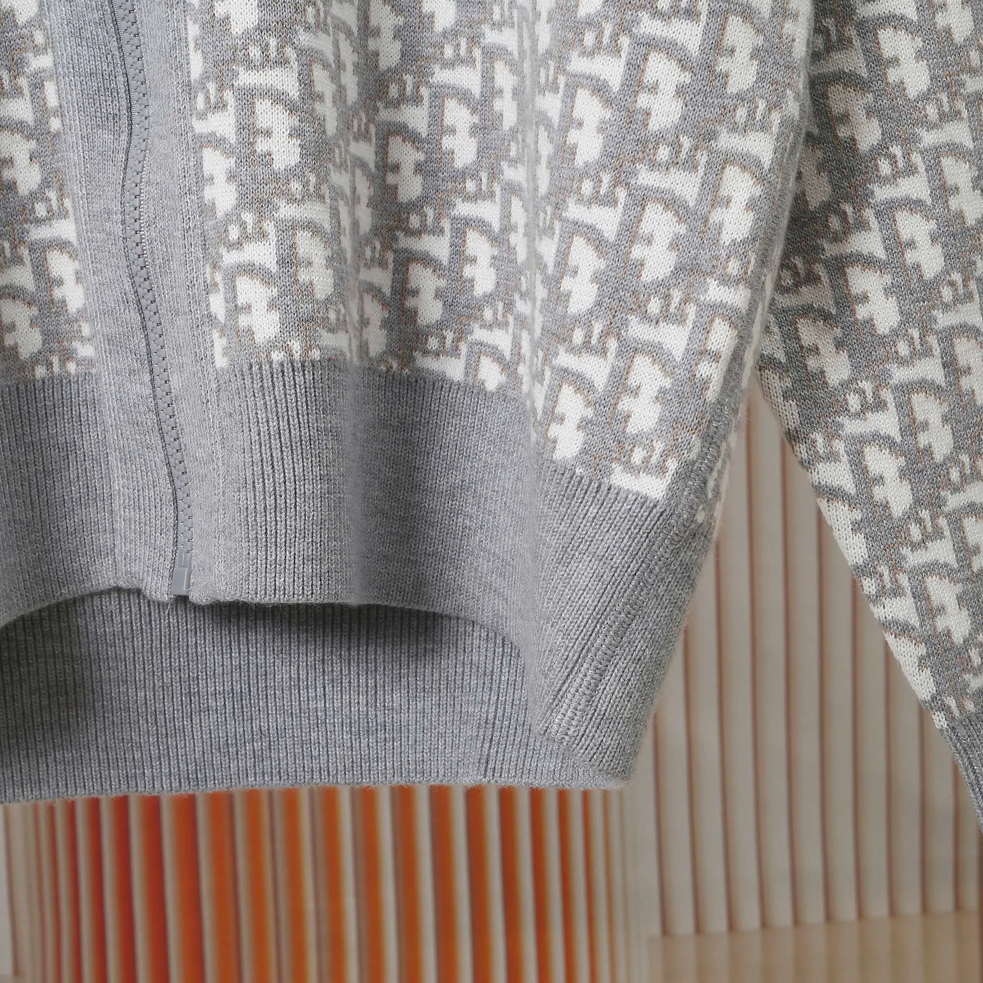 🅿️500 (top version) Dior’s popular double-sided presbyopic all-over logo printed couple’s zipper hooded knitted sweater jacket Classic presbyopic double-sided wool cashmere hooded cardigan Top-grade imported cashmere fabric Made with imported knitting machines Skin-friendly and non-stitching No pilling Very soft to the touch Super comfortable Fashionable and individual Super versatile and good-looking hooded knitted sweater Suitable for both men and women A must-have item Can be compared with market quality Packaging Tag Collar label: washed wheat, three labels complete Color: blue, gray Size: S M L XL Model: D8968