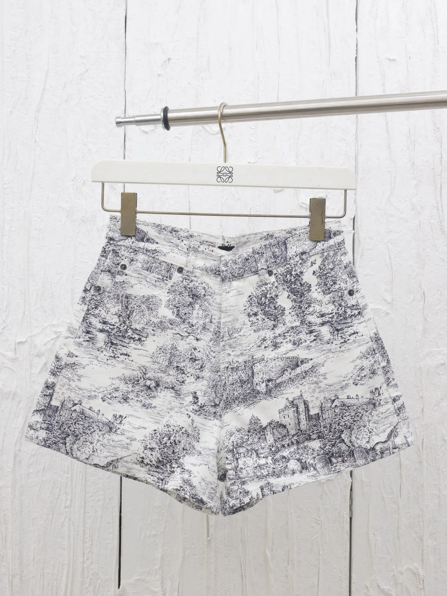 🅿️370 Dio*/Dior 25Ss new full-print denim shorts. Customized denim fabric, soft and comfortable, a perfect tool to show leg length. Leather patch letter design on the back waist, exquisite details. Daily commuting style, very attractive, versatile and versatile pants!  Size: 36/38/40