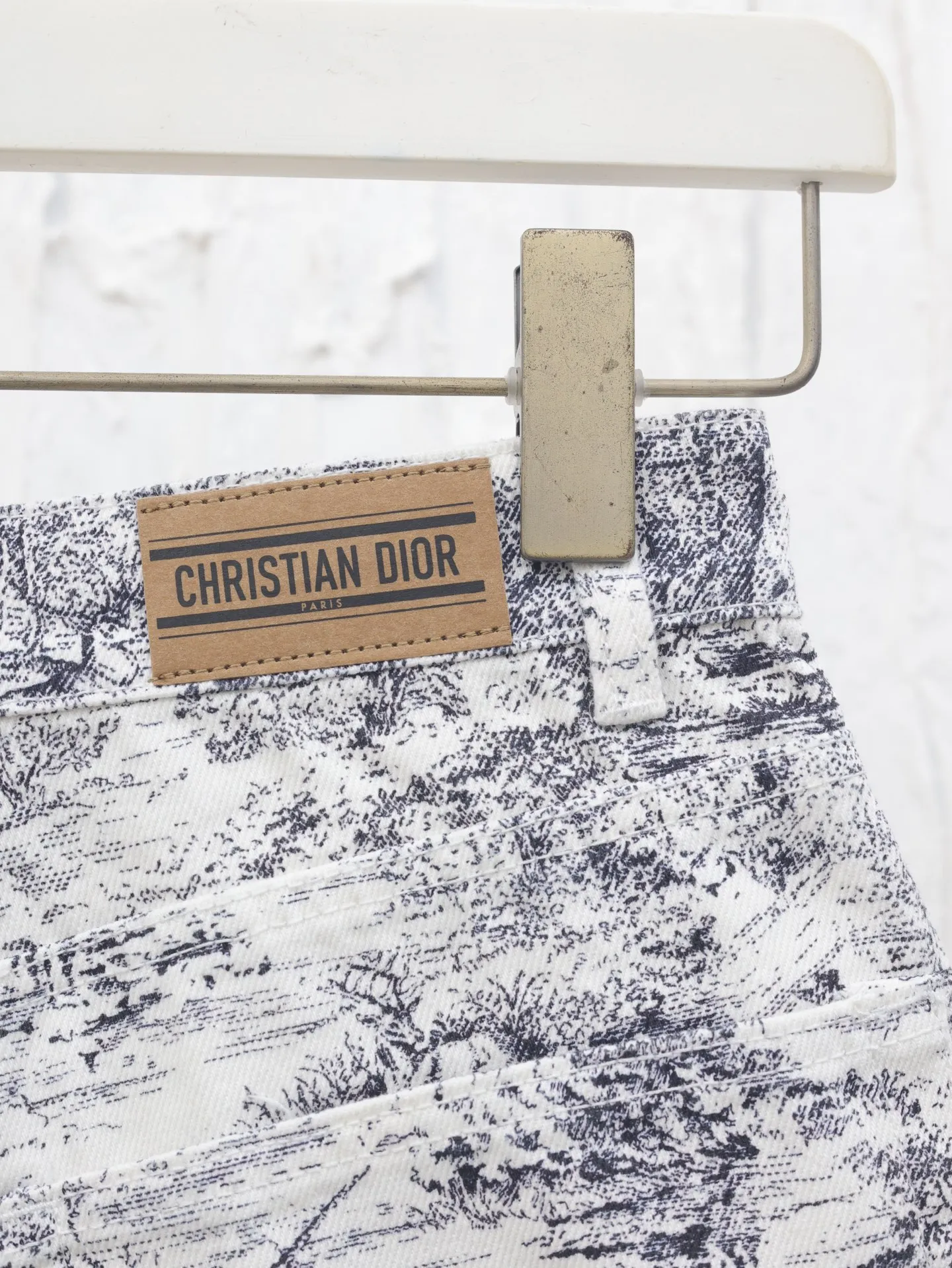 🅿️370 Dio*/Dior 25Ss new full-print denim shorts. Customized denim fabric, soft and comfortable, a perfect tool to show leg length. Leather patch letter design on the back waist, exquisite details. Daily commuting style, very attractive, versatile and versatile pants!  Size: 36/38/40