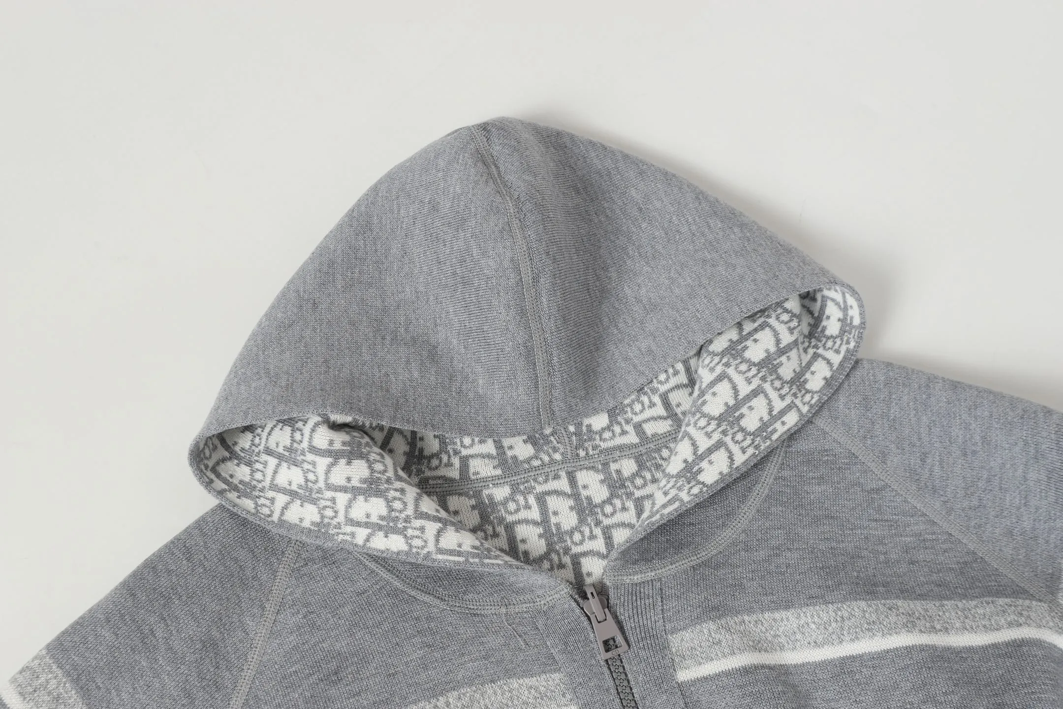 🅿️540 DIOR/Dior double-sided jacquard cashmere knitted hood (light gray) The original version was purchased for 22,337 and developed. The fabric is made of cashmere blended knitted fabric, which is soft and comfortable. It features a zip closure at the front and subtle ribbed trimming at the cuffs and hem. The reversible design features a solid blue hue on one side and the brand's signature Oblique pattern on the other, with Cistian strap detailing on the back. The unlined cut ensures a light and effortless fit, while the slim fit creates an elegant silhouette. The entire piece has exquisite craftsmanship, double-sided knitting technology enables reversible wear, and ribbed edges enhance the three-dimensional effect. Dry cleaning and maintenance are recommended to maintain the delicate texture of cashmere fabrics. This piece is both casual and fashionable, and can be easily matched with all kinds of clothing, showing the brand's exquisite craftsmanship and classic aesthetics. Color: Navy Gray Light Gray Size: S M L