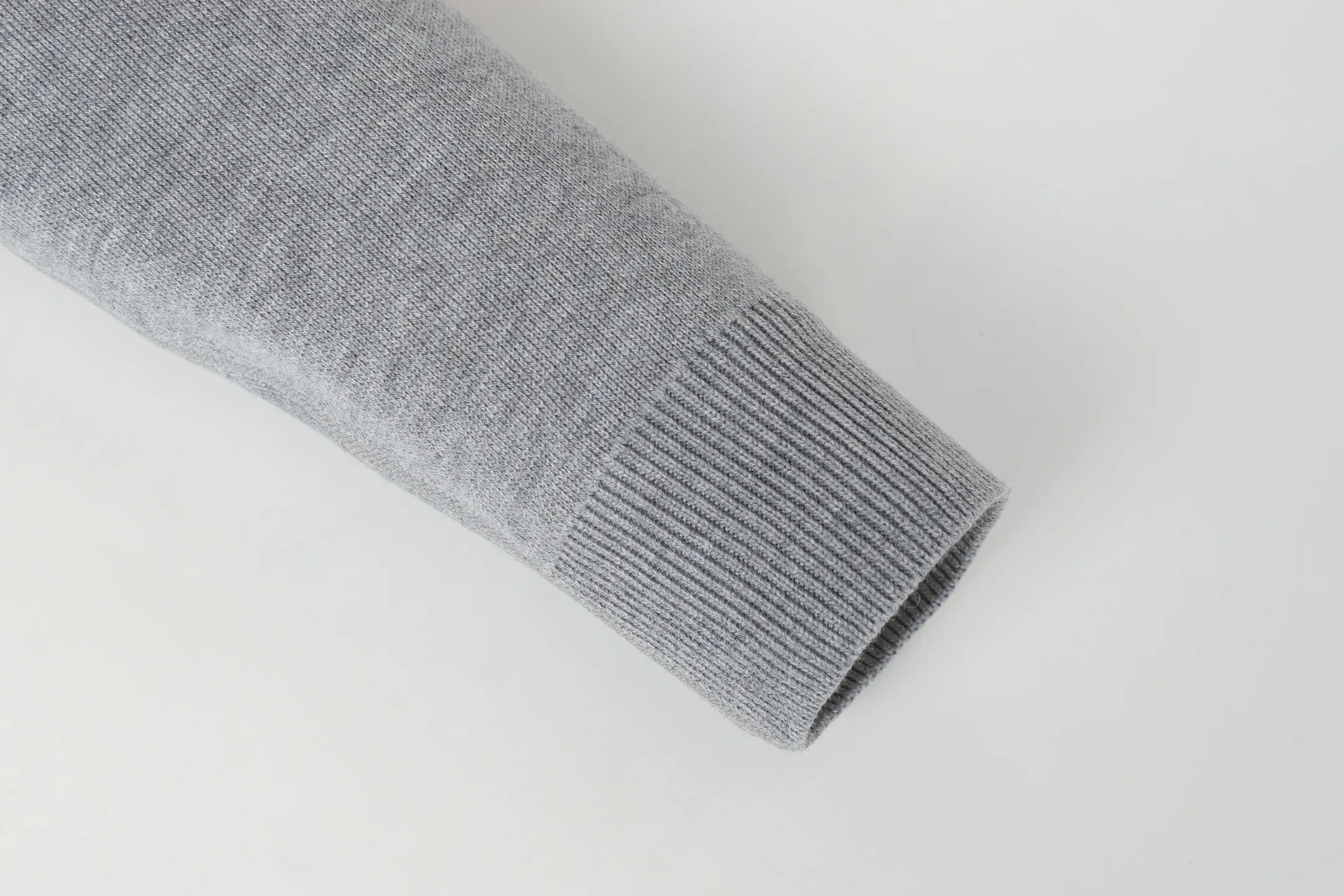 🅿️540 DIOR/Dior double-sided jacquard cashmere knitted hood (light gray) The original version was purchased for 22,337 and developed. The fabric is made of cashmere blended knitted fabric, which is soft and comfortable. It features a zip closure at the front and subtle ribbed trimming at the cuffs and hem. The reversible design features a solid blue hue on one side and the brand's signature Oblique pattern on the other, with Cistian strap detailing on the back. The unlined cut ensures a light and effortless fit, while the slim fit creates an elegant silhouette. The entire piece has exquisite craftsmanship, double-sided knitting technology enables reversible wear, and ribbed edges enhance the three-dimensional effect. Dry cleaning and maintenance are recommended to maintain the delicate texture of cashmere fabrics. This piece is both casual and fashionable, and can be easily matched with all kinds of clothing, showing the brand's exquisite craftsmanship and classic aesthetics. Color: Navy Gray Light Gray Size: S M L