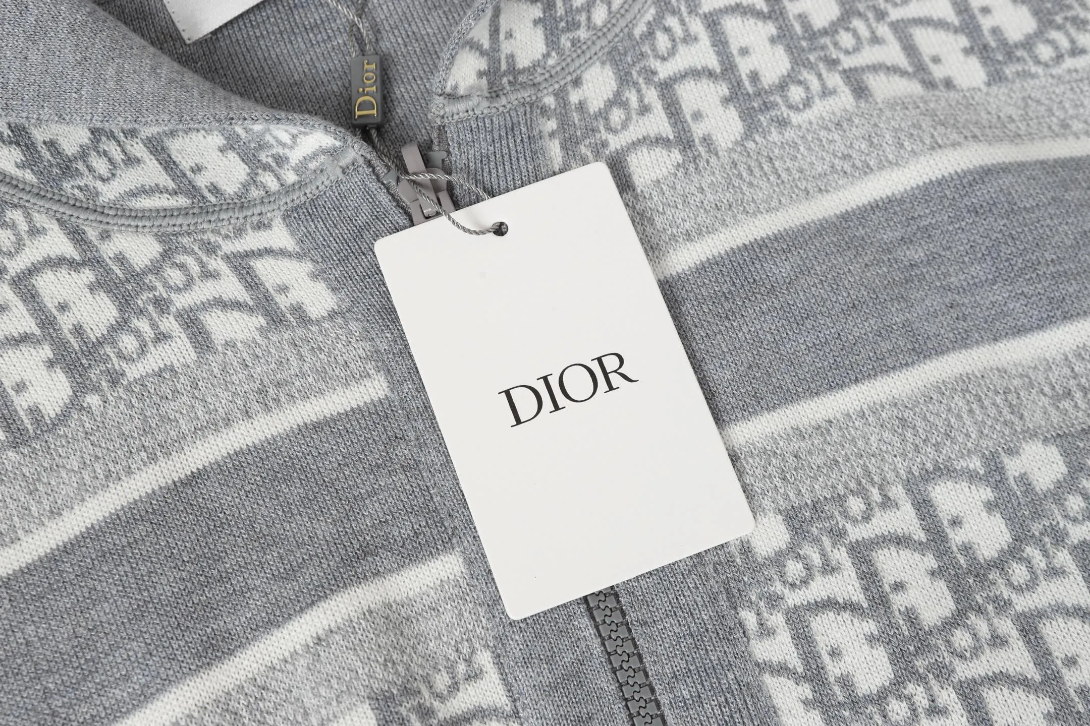 🅿️540 DIOR/Dior double-sided jacquard cashmere knitted hood (light gray) The original version was purchased for 22,337 and developed. The fabric is made of cashmere blended knitted fabric, which is soft and comfortable. It features a zip closure at the front and subtle ribbed trimming at the cuffs and hem. The reversible design features a solid blue hue on one side and the brand's signature Oblique pattern on the other, with Cistian strap detailing on the back. The unlined cut ensures a light and effortless fit, while the slim fit creates an elegant silhouette. The entire piece has exquisite craftsmanship, double-sided knitting technology enables reversible wear, and ribbed edges enhance the three-dimensional effect. Dry cleaning and maintenance are recommended to maintain the delicate texture of cashmere fabrics. This piece is both casual and fashionable, and can be easily matched with all kinds of clothing, showing the brand's exquisite craftsmanship and classic aesthetics. Color: Navy Gray Light Gray Size: S M L