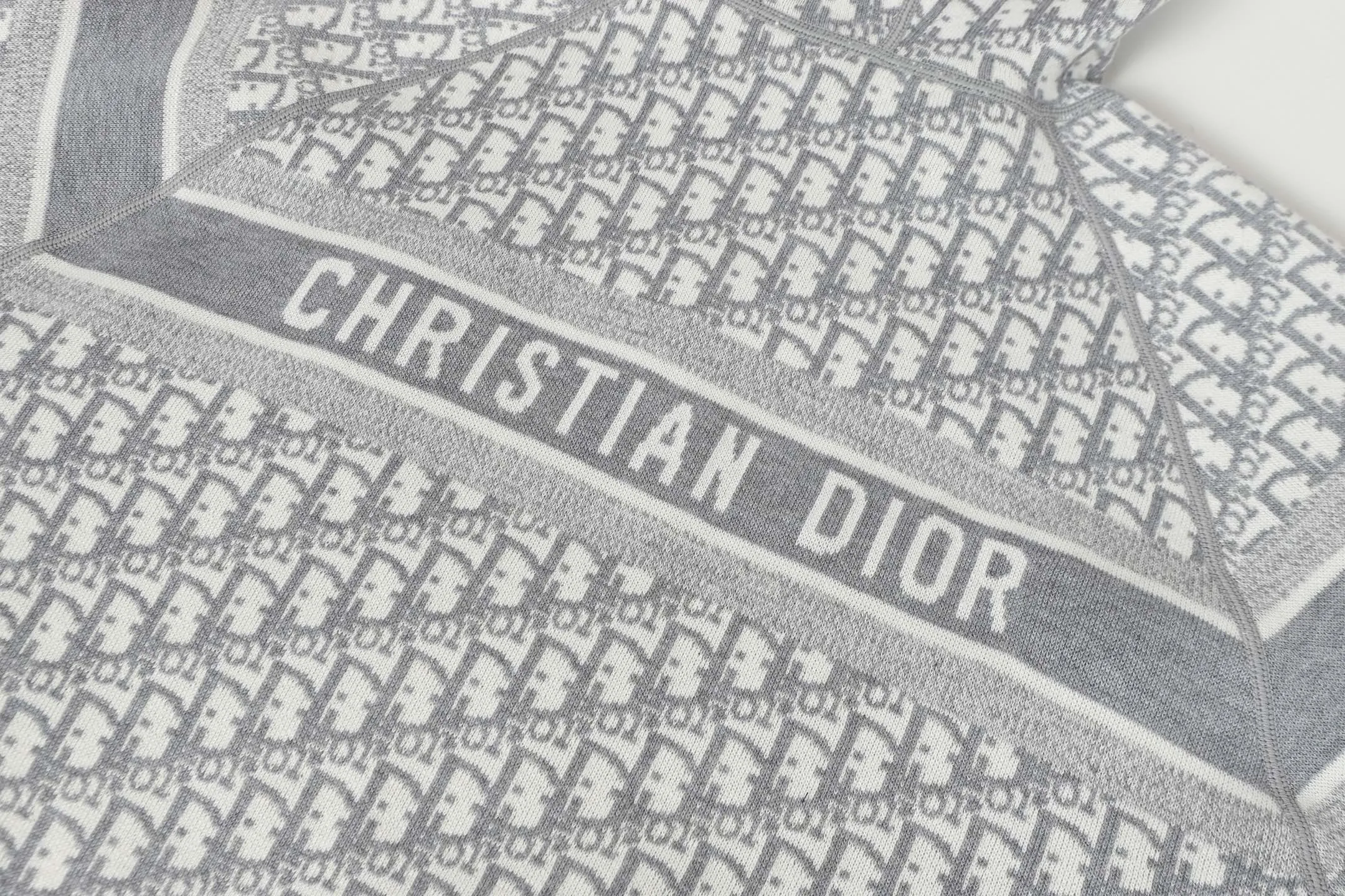🅿️540 DIOR/Dior double-sided jacquard cashmere knitted hood (light gray) The original version was purchased for 22,337 and developed. The fabric is made of cashmere blended knitted fabric, which is soft and comfortable. It features a zip closure at the front and subtle ribbed trimming at the cuffs and hem. The reversible design features a solid blue hue on one side and the brand's signature Oblique pattern on the other, with Cistian strap detailing on the back. The unlined cut ensures a light and effortless fit, while the slim fit creates an elegant silhouette. The entire piece has exquisite craftsmanship, double-sided knitting technology enables reversible wear, and ribbed edges enhance the three-dimensional effect. Dry cleaning and maintenance are recommended to maintain the delicate texture of cashmere fabrics. This piece is both casual and fashionable, and can be easily matched with all kinds of clothing, showing the brand's exquisite craftsmanship and classic aesthetics. Color: Navy Gray Light Gray Size: S M L