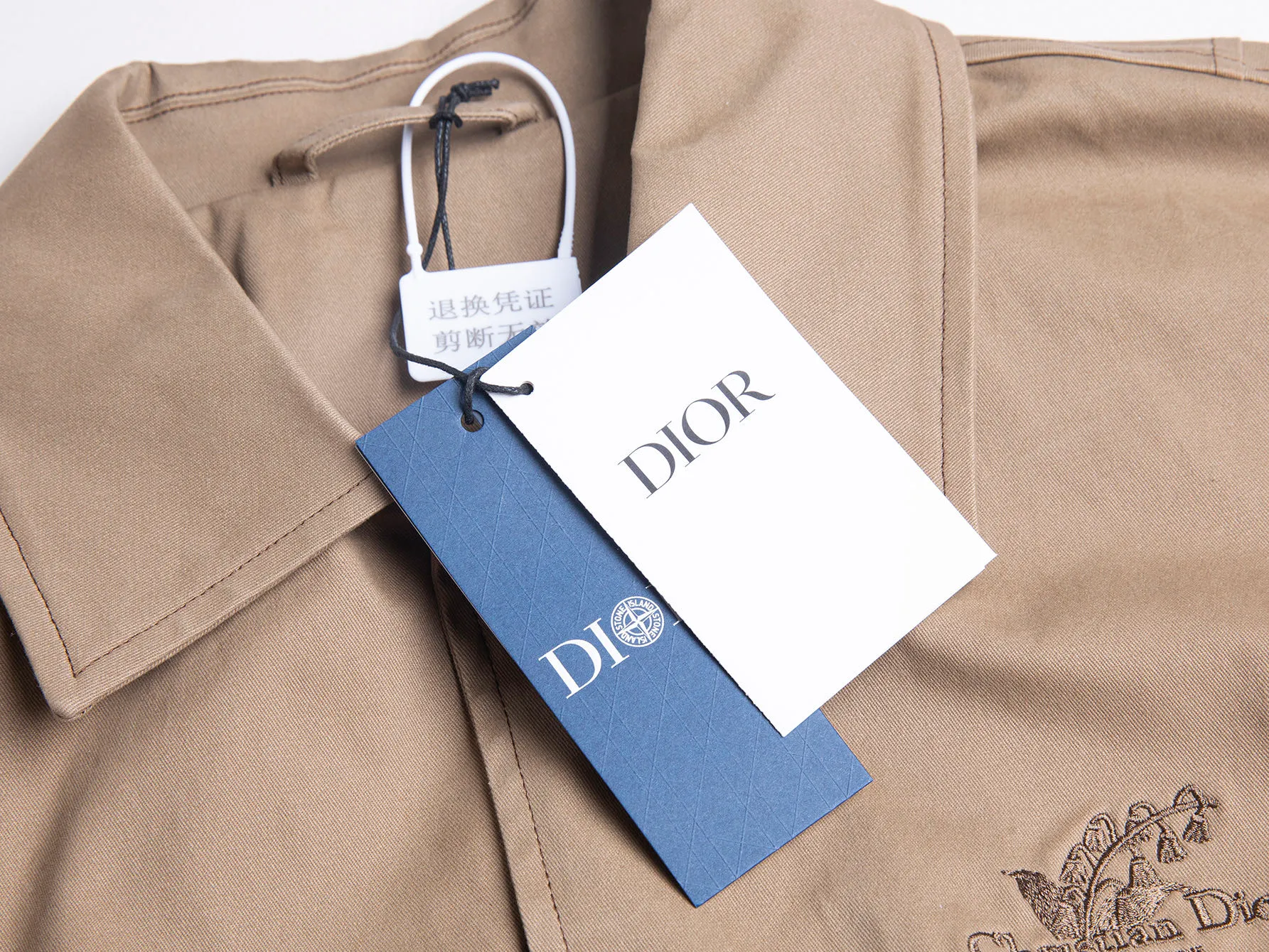 🅿️740 (Only high-quality products🔥ZP version, no pressure to get in and out of the cabinet) -Dior official website models are released at the same time. Seiko embroidered letters woven fabric sleeves and quilted bomber jackets are the same for men and women -YB molded fabric details are the same. A full set of accessories are customized to distinguish the market currency. Welcome to compare -Color Khaki -Code number 46 48 50 52