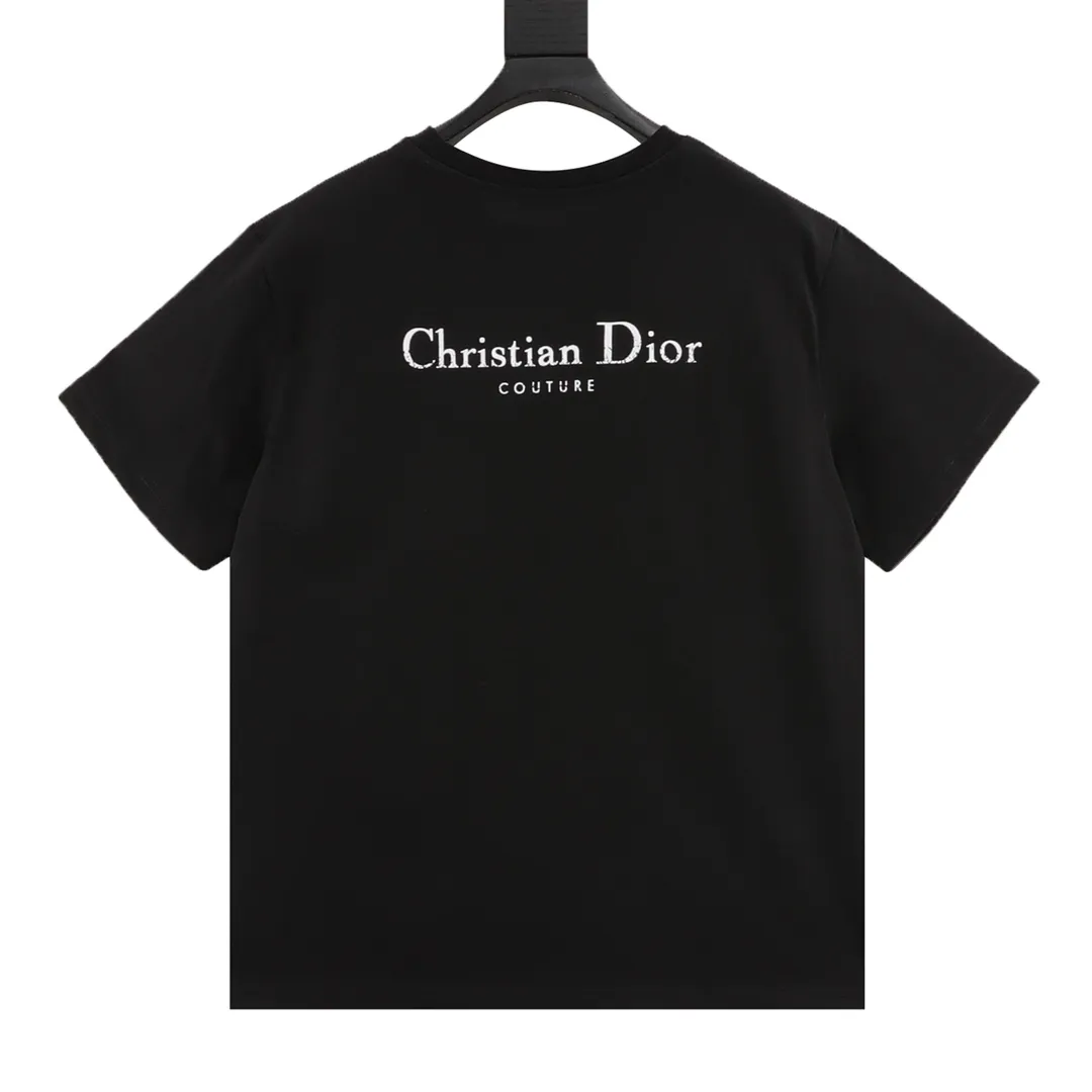 🅿️210 DIOR/Dior letter printed round neck short sleeves, made of 10S encrypted reinforced cotton and linen fabric, 250g; with 26S1×1 thread, 200g. The appearance of cotton and linen not only maintains the unique rough and crisp style of linen fabrics, but also has the soft characteristics of cotton fabrics, which improves the shortcomings of linen fabrics that are not clean enough and easy to fluff. The texture of the linen-cotton intertwined fabric is firm and smooth, and feels softer than pure linen; it is breathable and dry, can quickly discharge moisture, and does not stick to the body when sweating. size：S-L