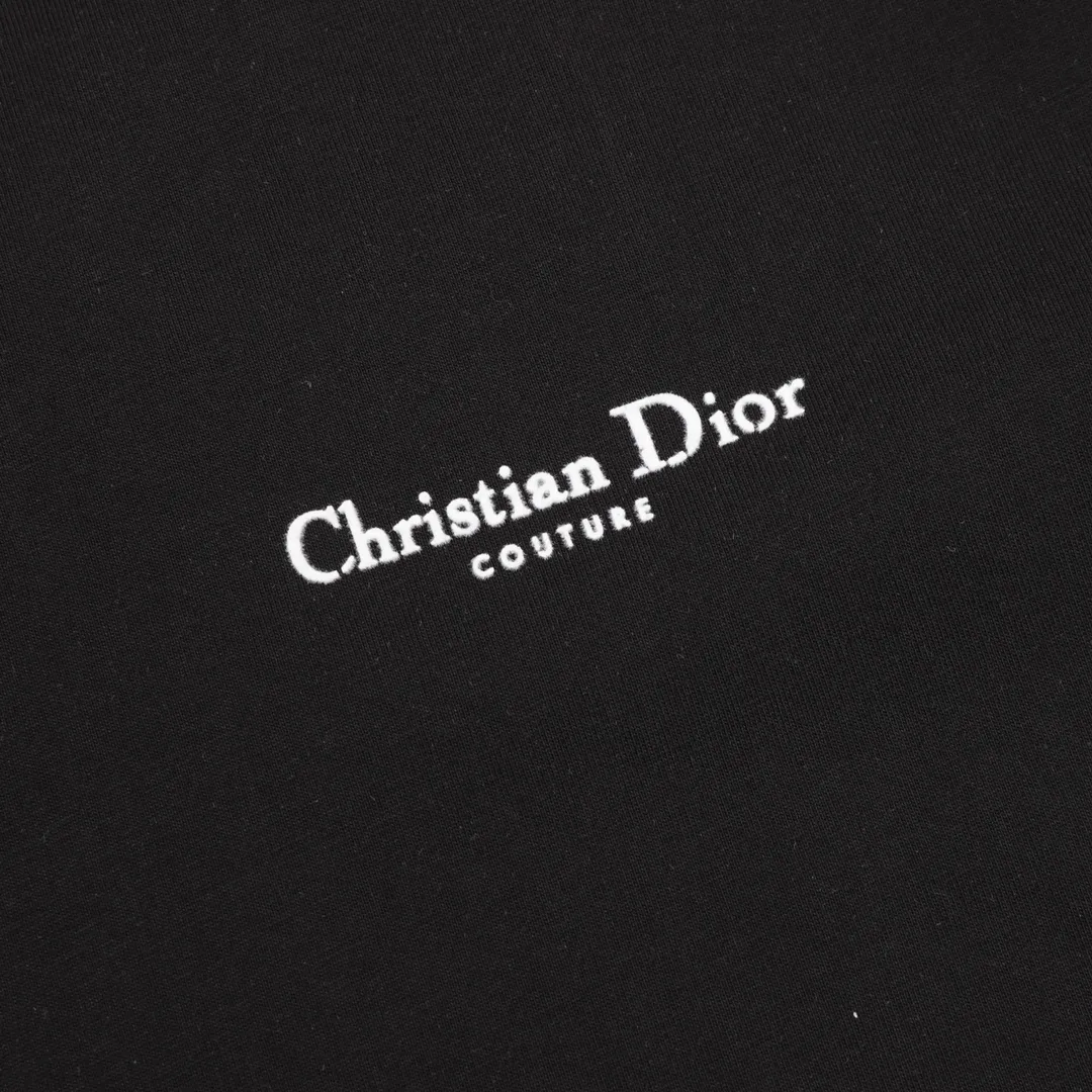 🅿️210 DIOR/Dior letter printed round neck short sleeves, made of 10S encrypted reinforced cotton and linen fabric, 250g; with 26S1×1 thread, 200g. The appearance of cotton and linen not only maintains the unique rough and crisp style of linen fabrics, but also has the soft characteristics of cotton fabrics, which improves the shortcomings of linen fabrics that are not clean enough and easy to fluff. The texture of the linen-cotton intertwined fabric is firm and smooth, and feels softer than pure linen; it is breathable and dry, can quickly discharge moisture, and does not stick to the body when sweating. size：S-L