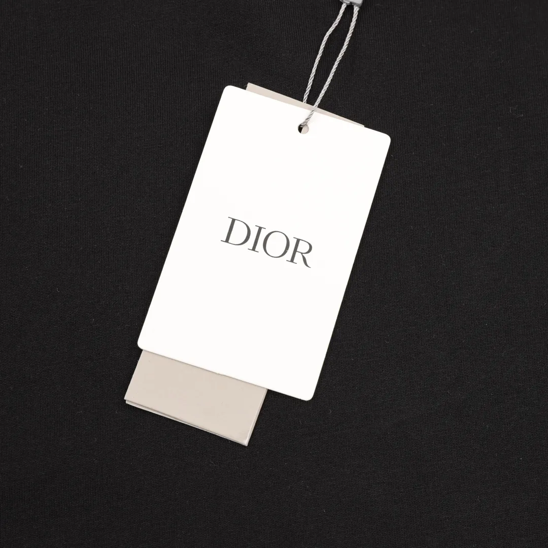 🅿️210 DIOR/Dior letter printed round neck short sleeves, made of 10S encrypted reinforced cotton and linen fabric, 250g; with 26S1×1 thread, 200g. The appearance of cotton and linen not only maintains the unique rough and crisp style of linen fabrics, but also has the soft characteristics of cotton fabrics, which improves the shortcomings of linen fabrics that are not clean enough and easy to fluff. The texture of the linen-cotton intertwined fabric is firm and smooth, and feels softer than pure linen; it is breathable and dry, can quickly discharge moisture, and does not stick to the body when sweating. size：S-L