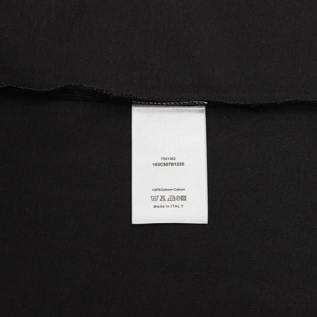 🅿️210 DIOR/Dior letter printed round neck short sleeves, made of 10S encrypted reinforced cotton and linen fabric, 250g; with 26S1×1 thread, 200g. The appearance of cotton and linen not only maintains the unique rough and crisp style of linen fabrics, but also has the soft characteristics of cotton fabrics, which improves the shortcomings of linen fabrics that are not clean enough and easy to fluff. The texture of the linen-cotton intertwined fabric is firm and smooth, and feels softer than pure linen; it is breathable and dry, can quickly discharge moisture, and does not stick to the body when sweating. size：S-L