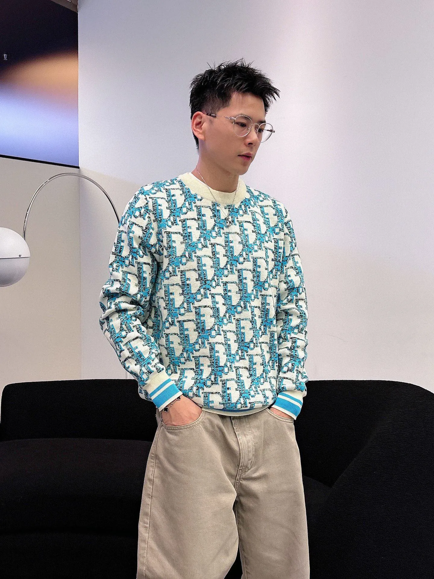 🅿️440 【DIOR】Autumn and winter classic round neck pullover sweater, in full condition! ! ! Wool blended fabric, the latest model in 2025, golden ratio! ! Slim-fitting soft gold, versatile and practical item, the combination and practicality are extremely powerful, simple and elegant, and classy! To create your own style, it is highly recommended to buy it in two colors. The standard slim fit tailoring process is suitable for both young and old men. It is knitted from wool and will not cause any discomfort! While keeping warm, it is stylish, textured and wearable, and the classic logo with contrasting colors on the chest feels in place! ! Recommended for regular customers! ! Size M-3XL (maximum wear: 190 pounds)