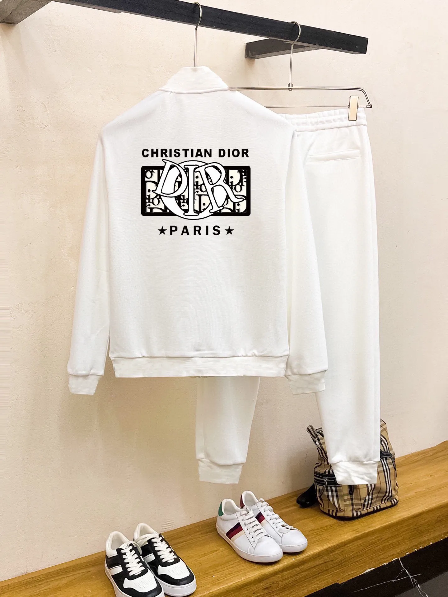 🅿️420 [DIOR Dior] (Fat Man Gospel) hot-selling suit is coming. Focus on the original version of the official website. 2025 new hot-selling cardigan sweater suit. The original order is the best product. 🇭🇰The meticulous work of top designers is dedicated to a fitting and perfect upper body effect. All-natural high-quality Roman cotton 100%, close-fitting comfort, noble and elegant! Original hardware embodies elegance and nobility! Counter size: M-5XL (maximum wear up to 220 pounds)