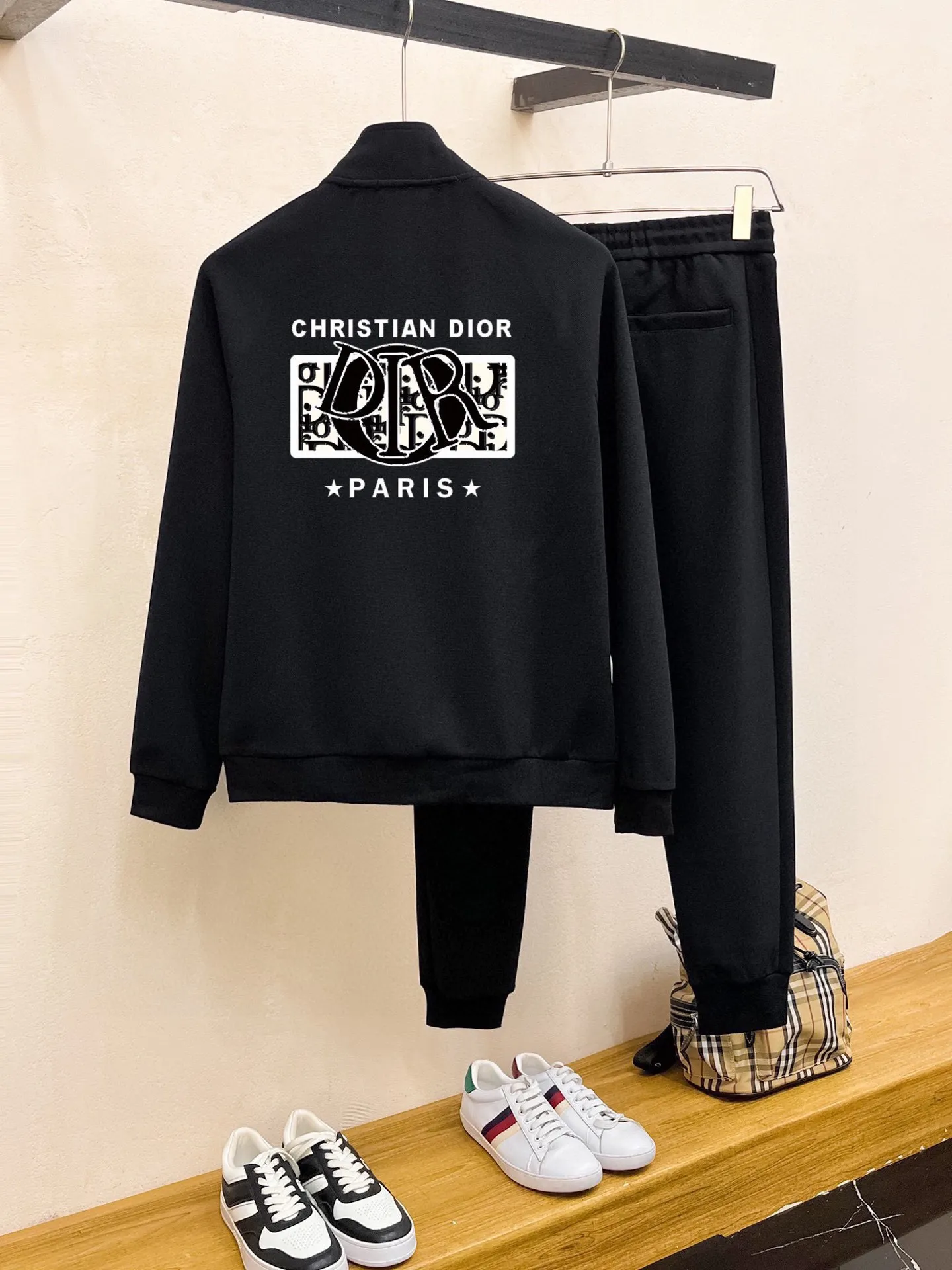 🅿️420 [DIOR Dior] (Fat Man Gospel) hot-selling suit is coming. Focus on the original version of the official website. 2025 new hot-selling cardigan sweater suit. The original order is the best product. 🇭🇰The meticulous work of top designers is dedicated to a fitting and perfect upper body effect. All-natural high-quality Roman cotton 100%, close-fitting comfort, noble and elegant! Original hardware embodies elegance and nobility! Counter size: M-5XL (maximum wear up to 220 pounds)