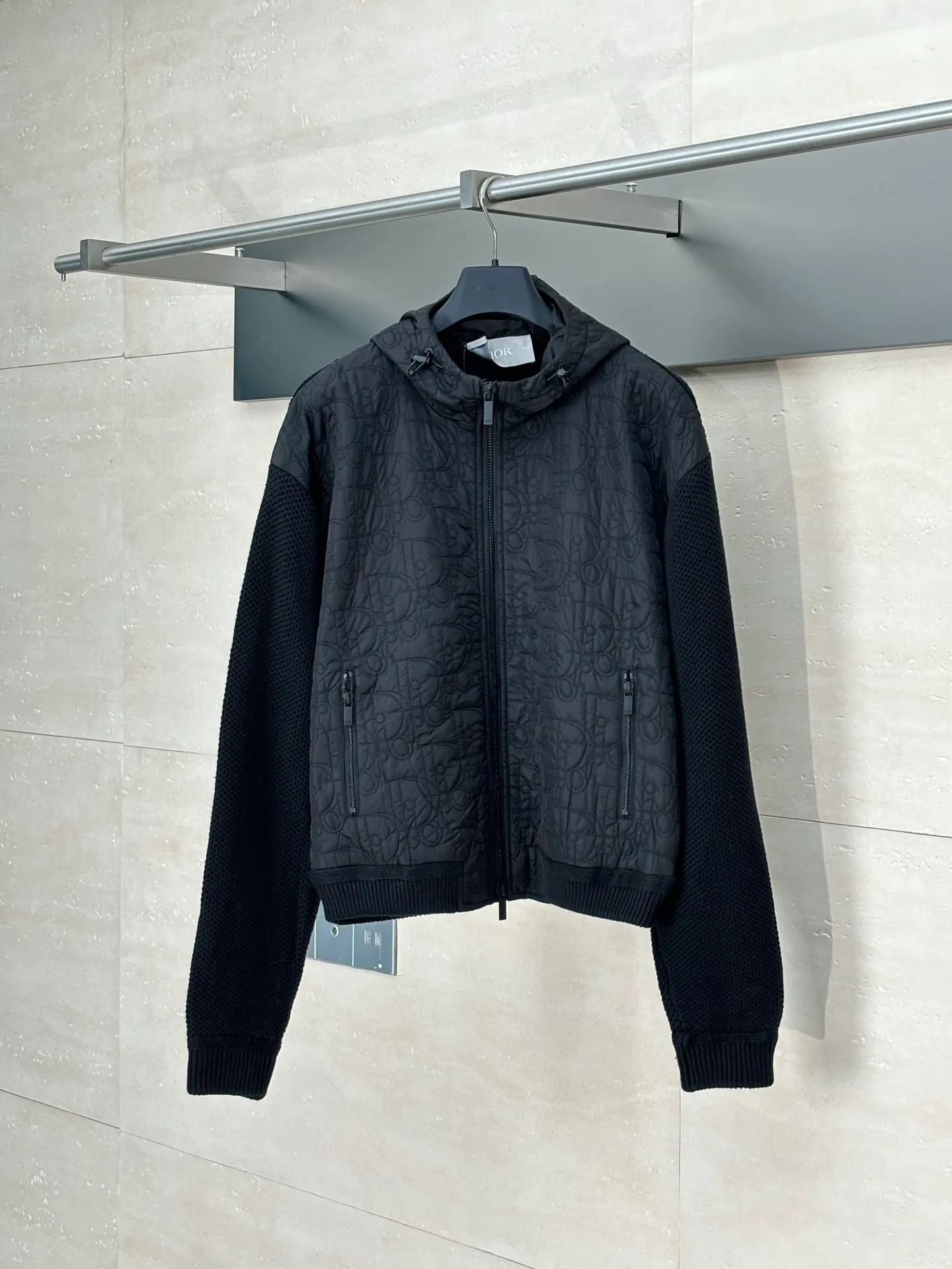 🅿️916 Dio*/Dior 25Fw spliced dark jacquard hooded jacket. Customized YB twill cotton and nylon material splicing and collision. The ready-to-wear texture is excellent. The hooded drawstring zipper design is casual and fashionable. Warmth and cold protection. It is easy to put on and take off to change the style at will. The body is embossed with concave and convex texture. It highlights the unique design. It is equipped with bias-cut zipper pockets to enhance the style of the outfit. The loose shoulder version makes you feel relaxed when you go out on the street. Whether it is daily travel or commuting, it can be perfectly suitable for driving. Fashionable and stylish. Customized surface and accessories. Size: S/M/L/XL