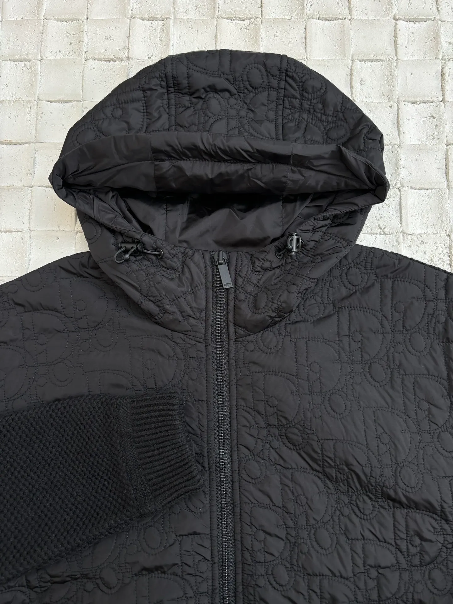 🅿️916 Dio*/Dior 25Fw spliced dark jacquard hooded jacket. Customized YB twill cotton and nylon material splicing and collision. The ready-to-wear texture is excellent. The hooded drawstring zipper design is casual and fashionable. Warmth and cold protection. It is easy to put on and take off to change the style at will. The body is embossed with concave and convex texture. It highlights the unique design. It is equipped with bias-cut zipper pockets to enhance the style of the outfit. The loose shoulder version makes you feel relaxed when you go out on the street. Whether it is daily travel or commuting, it can be perfectly suitable for driving. Fashionable and stylish. Customized surface and accessories. Size: S/M/L/XL