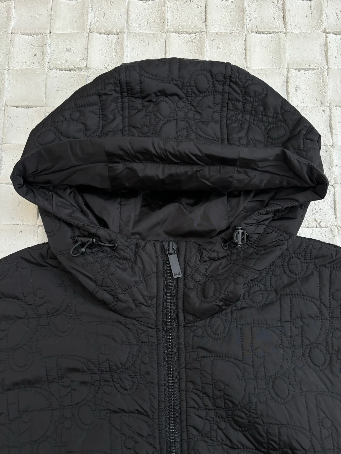 🅿️916 Dio*/Dior 25Fw spliced dark jacquard hooded jacket. Customized YB twill cotton and nylon material splicing and collision. The ready-to-wear texture is excellent. The hooded drawstring zipper design is casual and fashionable. Warmth and cold protection. It is easy to put on and take off to change the style at will. The body is embossed with concave and convex texture. It highlights the unique design. It is equipped with bias-cut zipper pockets to enhance the style of the outfit. The loose shoulder version makes you feel relaxed when you go out on the street. Whether it is daily travel or commuting, it can be perfectly suitable for driving. Fashionable and stylish. Customized surface and accessories. Size: S/M/L/XL