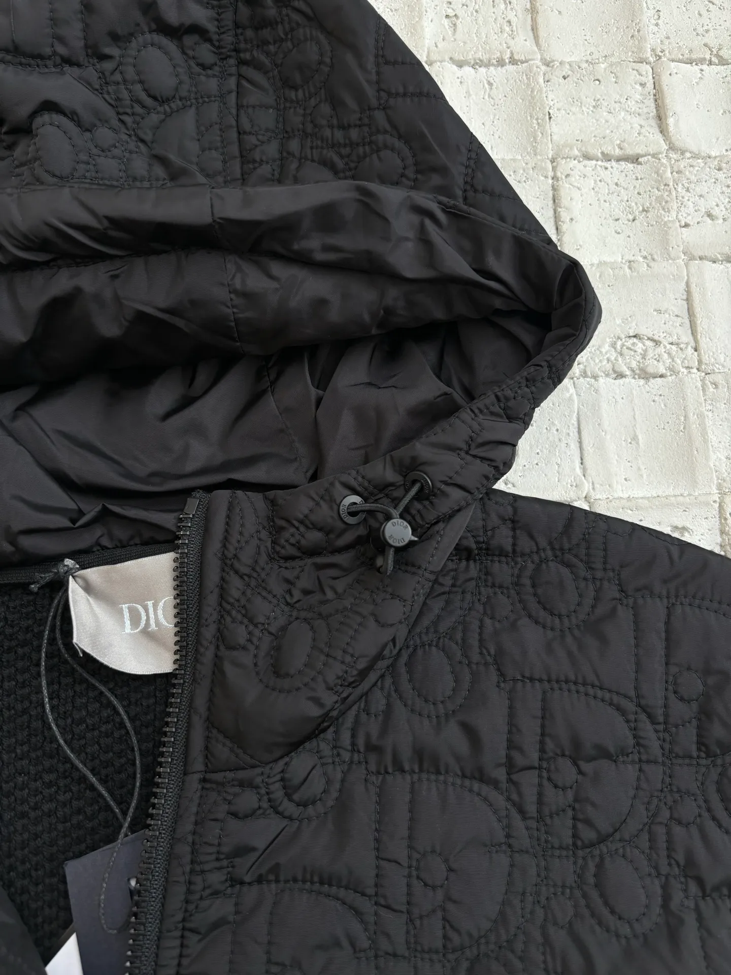 🅿️916 Dio*/Dior 25Fw spliced dark jacquard hooded jacket. Customized YB twill cotton and nylon material splicing and collision. The ready-to-wear texture is excellent. The hooded drawstring zipper design is casual and fashionable. Warmth and cold protection. It is easy to put on and take off to change the style at will. The body is embossed with concave and convex texture. It highlights the unique design. It is equipped with bias-cut zipper pockets to enhance the style of the outfit. The loose shoulder version makes you feel relaxed when you go out on the street. Whether it is daily travel or commuting, it can be perfectly suitable for driving. Fashionable and stylish. Customized surface and accessories. Size: S/M/L/XL