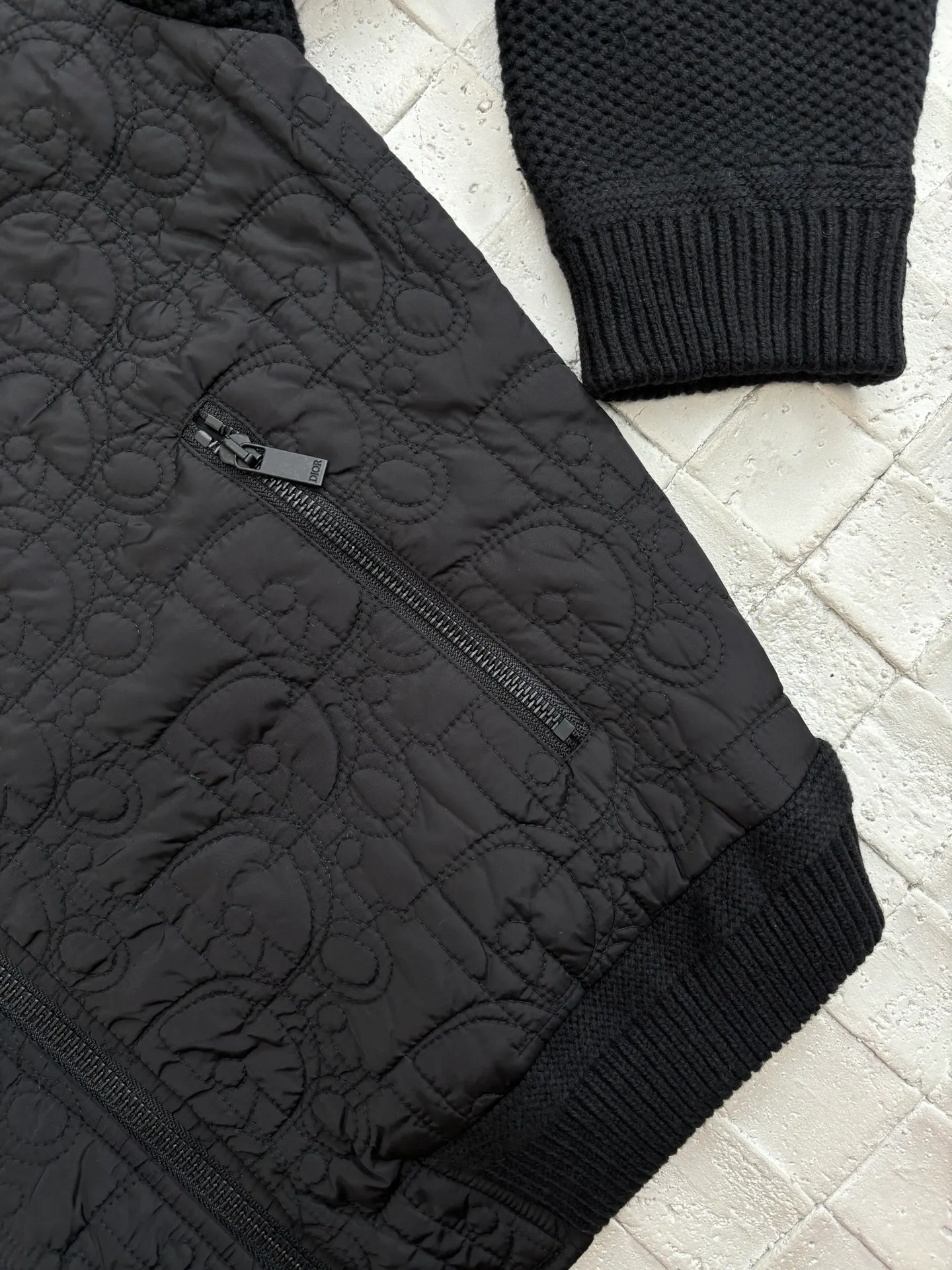 🅿️916 Dio*/Dior 25Fw spliced dark jacquard hooded jacket. Customized YB twill cotton and nylon material splicing and collision. The ready-to-wear texture is excellent. The hooded drawstring zipper design is casual and fashionable. Warmth and cold protection. It is easy to put on and take off to change the style at will. The body is embossed with concave and convex texture. It highlights the unique design. It is equipped with bias-cut zipper pockets to enhance the style of the outfit. The loose shoulder version makes you feel relaxed when you go out on the street. Whether it is daily travel or commuting, it can be perfectly suitable for driving. Fashionable and stylish. Customized surface and accessories. Size: S/M/L/XL
