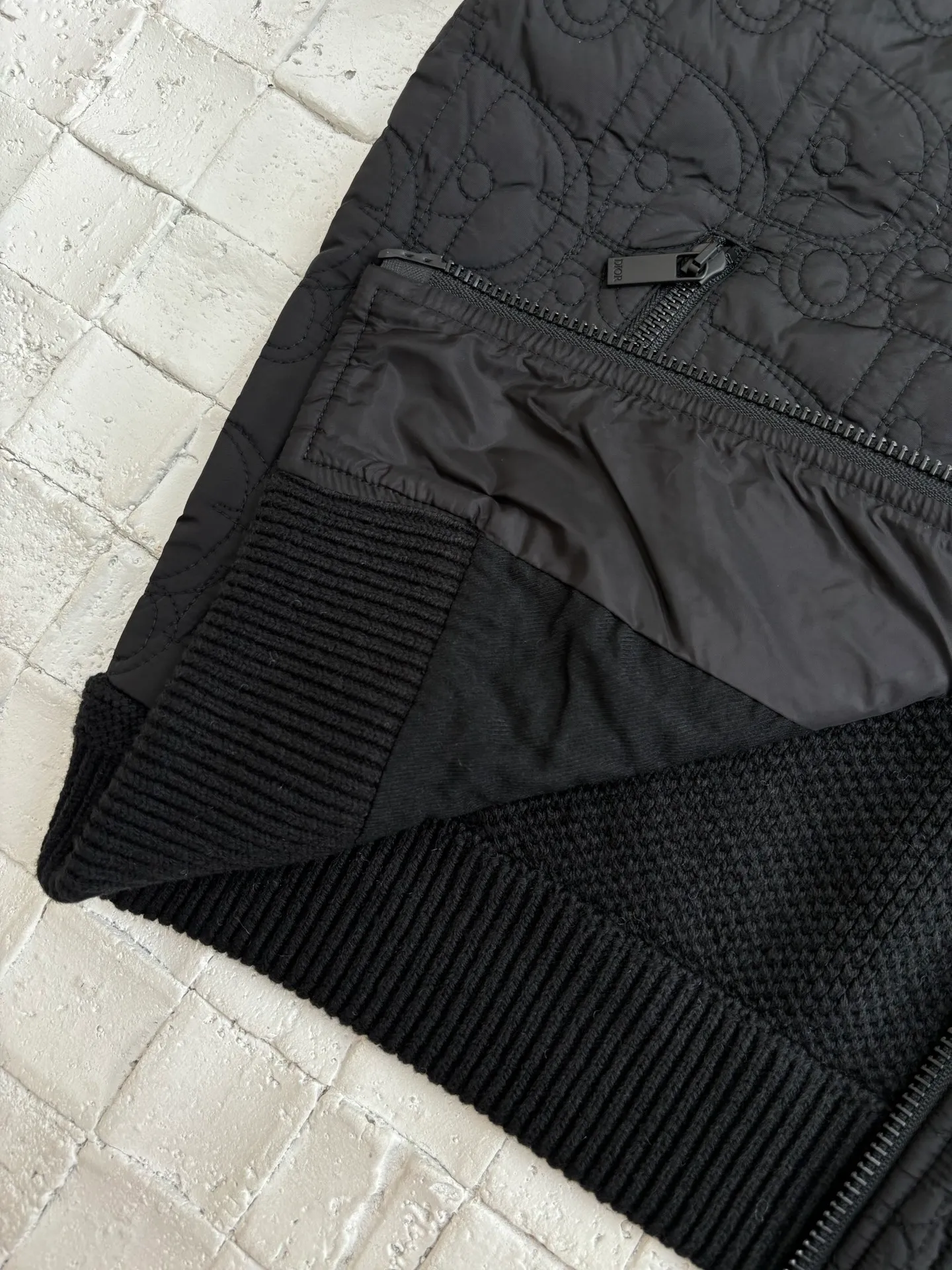 🅿️916 Dio*/Dior 25Fw spliced dark jacquard hooded jacket. Customized YB twill cotton and nylon material splicing and collision. The ready-to-wear texture is excellent. The hooded drawstring zipper design is casual and fashionable. Warmth and cold protection. It is easy to put on and take off to change the style at will. The body is embossed with concave and convex texture. It highlights the unique design. It is equipped with bias-cut zipper pockets to enhance the style of the outfit. The loose shoulder version makes you feel relaxed when you go out on the street. Whether it is daily travel or commuting, it can be perfectly suitable for driving. Fashionable and stylish. Customized surface and accessories. Size: S/M/L/XL