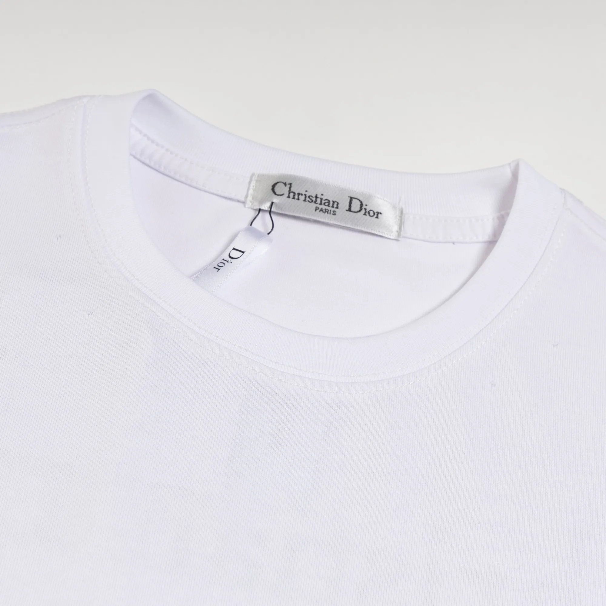 🅿️170 Style No. S02 DIOR Dior lettering shabby printed round neck short sleeves on the front and back. Direct-injection printing. Small holes. Full set of packaging. Complete with three labels. Original matching accessories 1:1. Main mark process. Very high-end. It has been pre-shrunk at high temperature. It is not easy to deform after repeated washing. Pure cotton 280 grams. High weight 32 double yarns. No pilling. No fading. Comfortable and breathable. Matching 1x1 thread in the same cylinder. Oversize loose version. Can wear up to 220 pounds Color: black white Size: XS-L