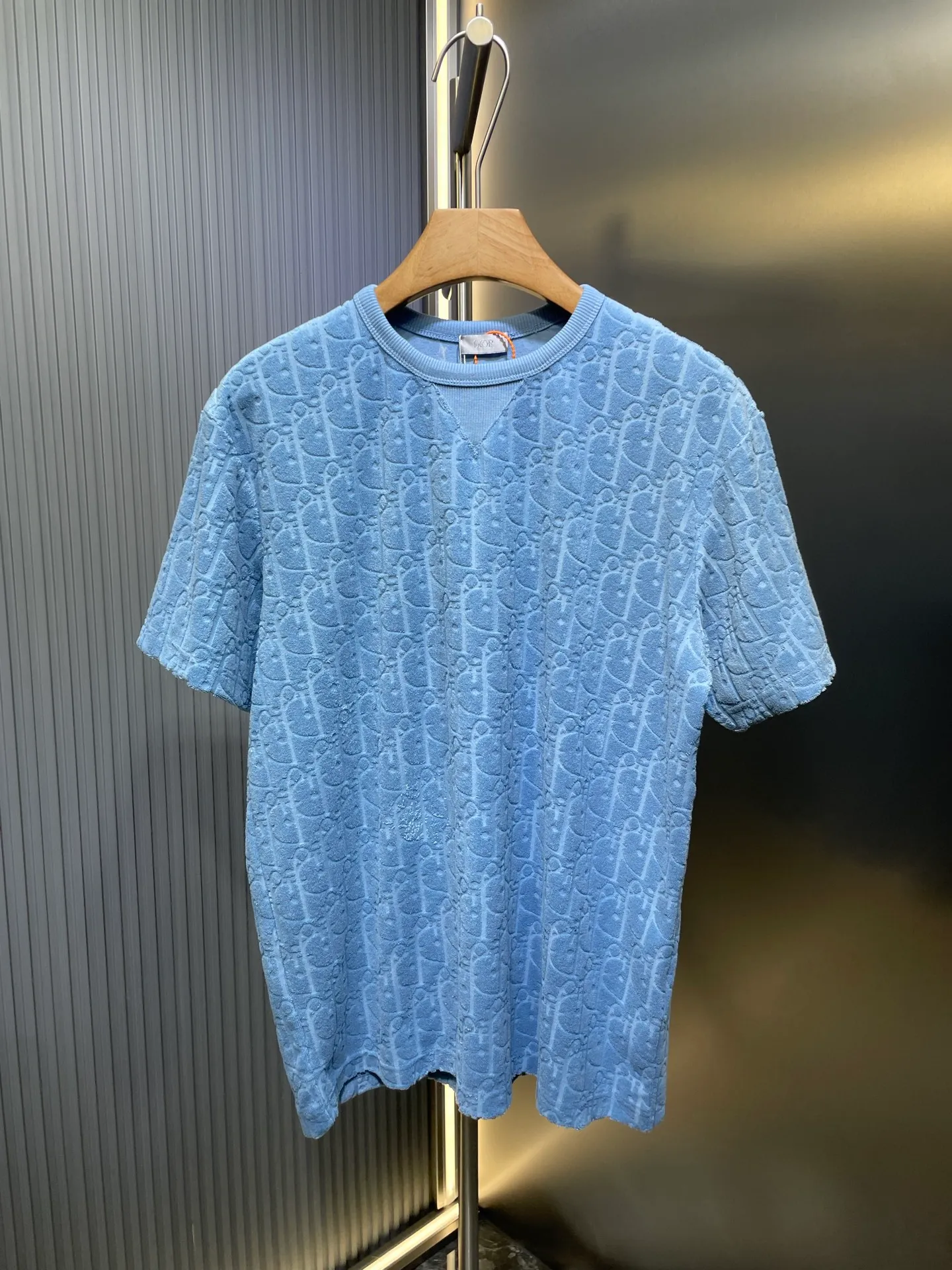 🅿️280 dior🌟【Top replica】All-over printed terry short sleeves Process description: Custom-woven and dyed pure cotton 100% jacquard material oblique presbyopic pattern fabric Weight 300g Positioning pattern Positioning tailoring Every piece is in the same position Jacquard cotton towel material Dark pattern Heavy feel The overall wiring is straight and delicate, the fabric is comfortable and soft, the color is consistent and no color difference It can be matched with the same style to create a fashionable look, and can be used in various occasions. Customized accessories, complete with three standards, same style for men and women! size：s-xl