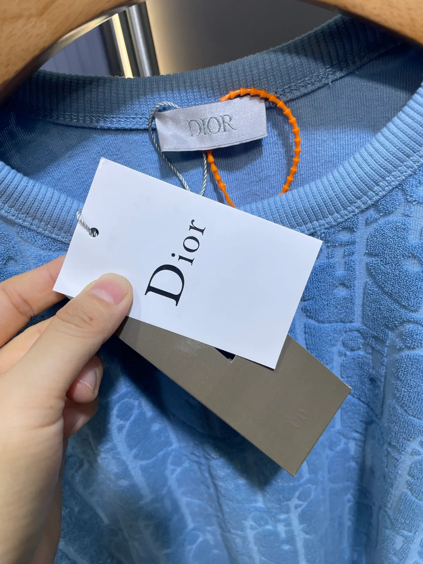 🅿️280 dior🌟【Top replica】All-over printed terry short sleeves Process description: Custom-woven and dyed pure cotton 100% jacquard material oblique presbyopic pattern fabric Weight 300g Positioning pattern Positioning tailoring Every piece is in the same position Jacquard cotton towel material Dark pattern Heavy feel The overall wiring is straight and delicate, the fabric is comfortable and soft, the color is consistent and no color difference It can be matched with the same style to create a fashionable look, and can be used in various occasions. Customized accessories, complete with three standards, same style for men and women! size：s-xl