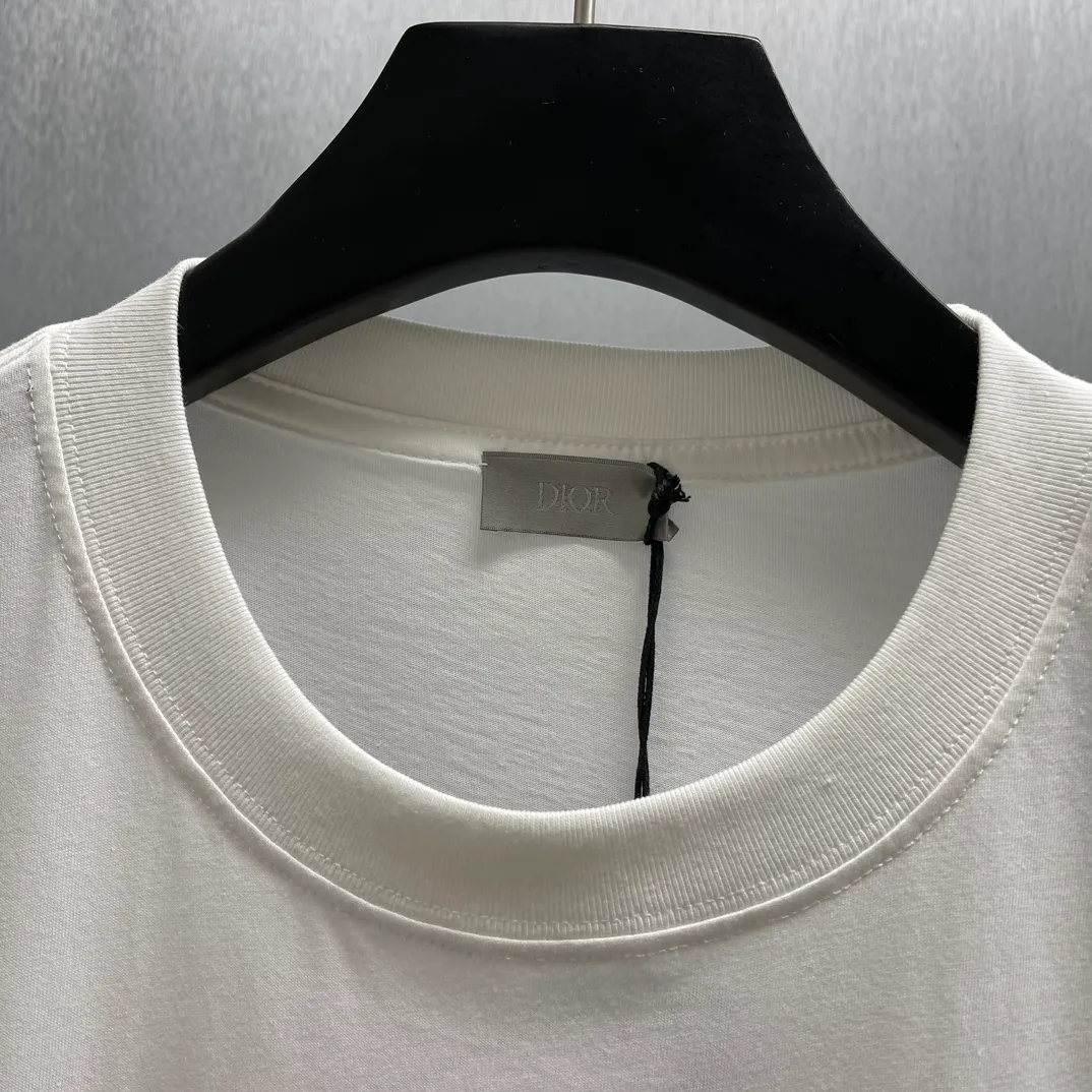 🅿️240 🧧CD Dream House and Smart Tree Shadow Short T Size: S-XL This T-shirt displays the logo from this season’s DIOR AND HYLTON NEL joint series. Crafted from white cotton-jersey, it has a classic silhouette with a ribbed crew neck and a contrasting print on the front and back for added style. Cut for a relaxed fit, wear it with track pants or jeans.