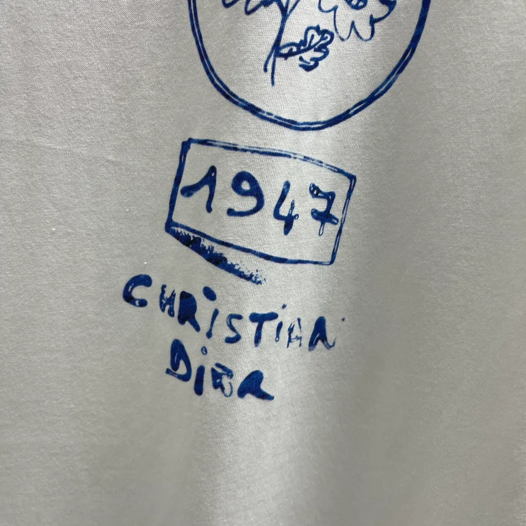 🅿️240 🧧CD Dream House and Smart Tree Shadow Short T Size: S-XL This T-shirt displays the logo from this season’s DIOR AND HYLTON NEL joint series. Crafted from white cotton-jersey, it has a classic silhouette with a ribbed crew neck and a contrasting print on the front and back for added style. Cut for a relaxed fit, wear it with track pants or jeans.