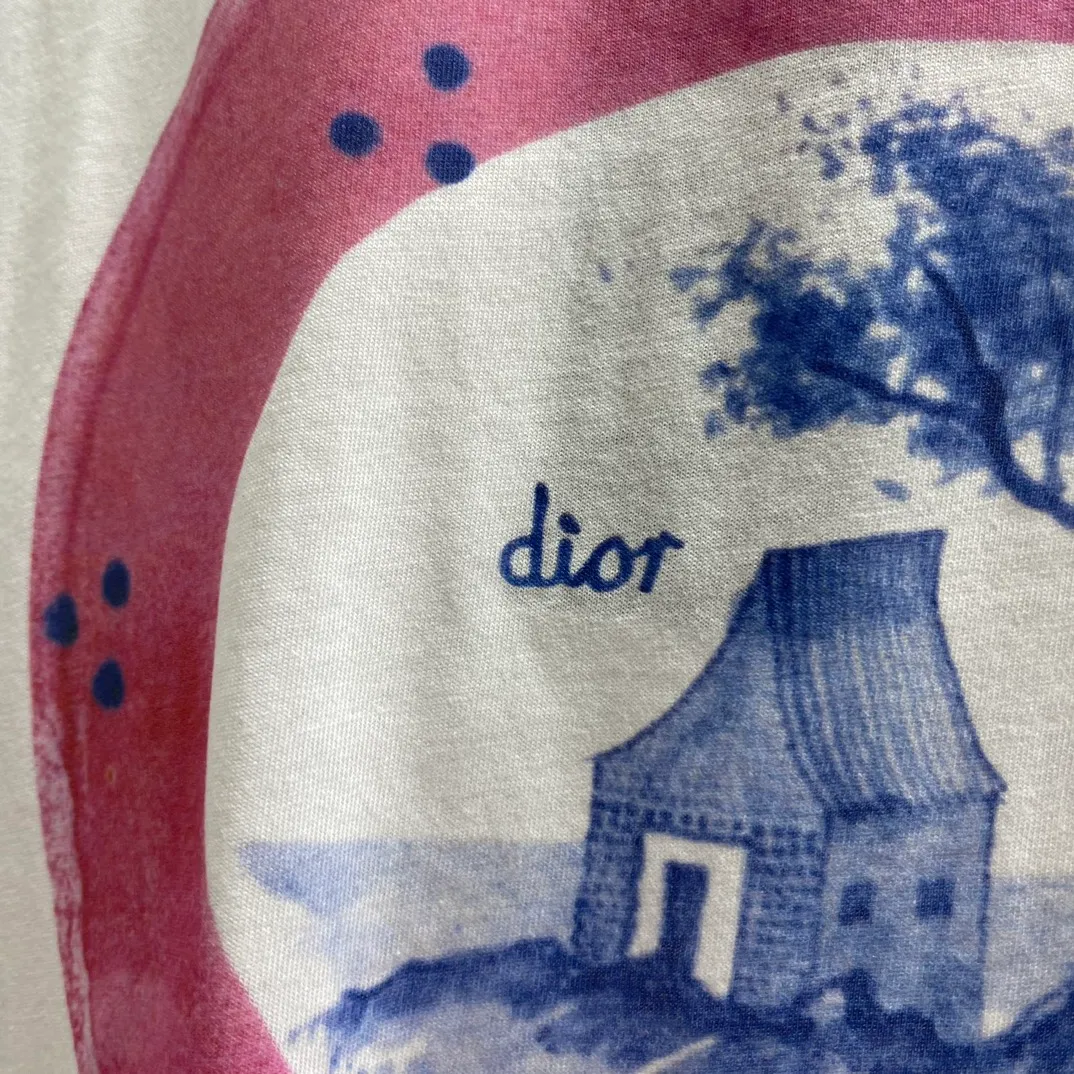 🅿️240 🧧CD Dream House and Smart Tree Shadow Short T Size: S-XL This T-shirt displays the logo from this season’s DIOR AND HYLTON NEL joint series. Crafted from white cotton-jersey, it has a classic silhouette with a ribbed crew neck and a contrasting print on the front and back for added style. Cut for a relaxed fit, wear it with track pants or jeans.