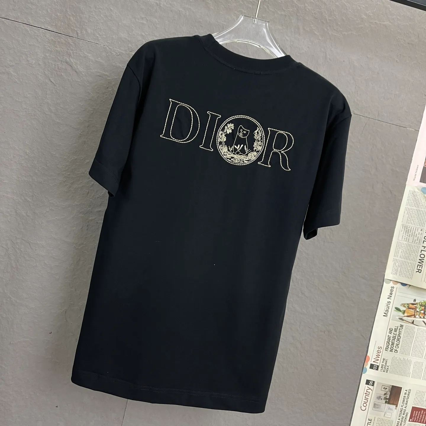 🅿️180/A104 DIOR Dior The new best-selling model is co-branded with Hyltonnel and has a cat embroidered logo pattern with hollow letters on the chest. As the leader in the luxury world, the D family is well-deserved. As for the piece I’m going to talk about today, the first thing that catches your eye is the loose and comfortable black and white solid color. Two major styles~~The ribbed round neck has become the best modification of its version, while the D version has the upper body LOGO listed on the front, and a unique letter logo patch embroidery design, which highlights the texture even more! The most traditional modification method plus the simplest The color scale contrast forms the strongest and direct contrast, and this is often the most concise and clear way of minimalist modification~~ A nostalgic classic atmosphere also spreads inadvertently on this work!! The front is decorated with 47 logo patch embroidery, which is unique and orients towards A tribute to the historic year! Coupled with the blessing of 320 grams of cotton material, both the upper body comfort and the existence are unparalleled. It can be said to be a must-have companion in summer. The excellent breathability and comfortable wearing feeling are unparalleled ~ Recommended!! Size: S-XL Color: black white