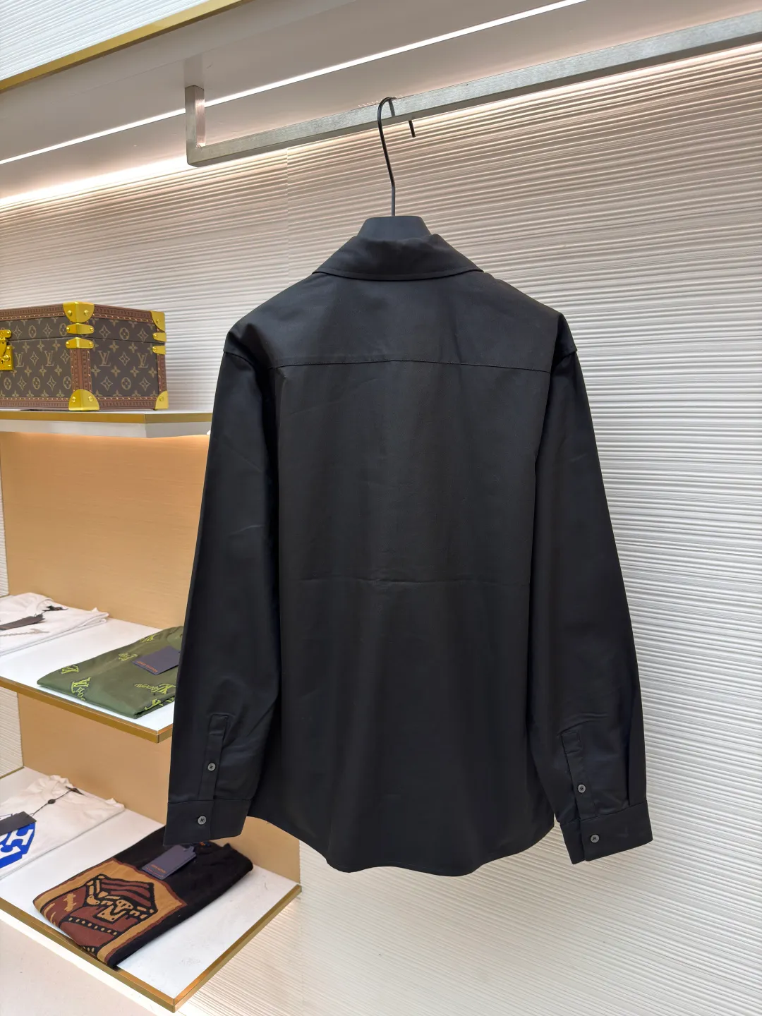 DIOR CD icon embroidered jacket ●Original version: Purchased and developed by 7640 ●Item number: 1680842-B50 ●Fabric: nylon fabric ●Technology: Positioning cutting machine ●Version: Fitted version ●Weight: about 630 grams ●Size: S-M-L-XL ●Description: Made of black gabardine fabric, with a smooth and delicate surface, soft touch, and an elegant sheen. Its tight textile construction makes it resistant to wrinkles, abrasion and drape. The wool component makes it warm and breathable. Gabardine fabric is not easy to pill, has good stain resistance, and is easy to care for daily. The modern fit has a slim fit and a hidden zip closure adds understated sophistication. High-precision sewing technology ensures a perfect fit between the zipper and the fabric. The lapel design of traditional shirts still meets the needs of formal occasions. There is a patch pocket on the chest and is decorated with CD icon embroidery, which highlights the brand's iconic elements. The bag opening also has a hidden zipper opening, and the bag opening is reinforced with pocket knotting technology at the beginning and end. Tight stitching at the edge of the bag body makes it strong and beautiful. There are side pockets on the left and right sides, and the pocket openings are only 0.5 cm hemmed, which retains the smoothness of the overall lines without losing practicality. The double-button design of traditional shirt cuffs makes the cuffs fit better on the wrist. The overall wiring is straight and delicate, the fabric is comfortable and soft, and the color is consistent without color difference. It can be matched with the same style to create a fashionable look and control various occasions. Customized accessories, complete with three standards, same style for men and women!