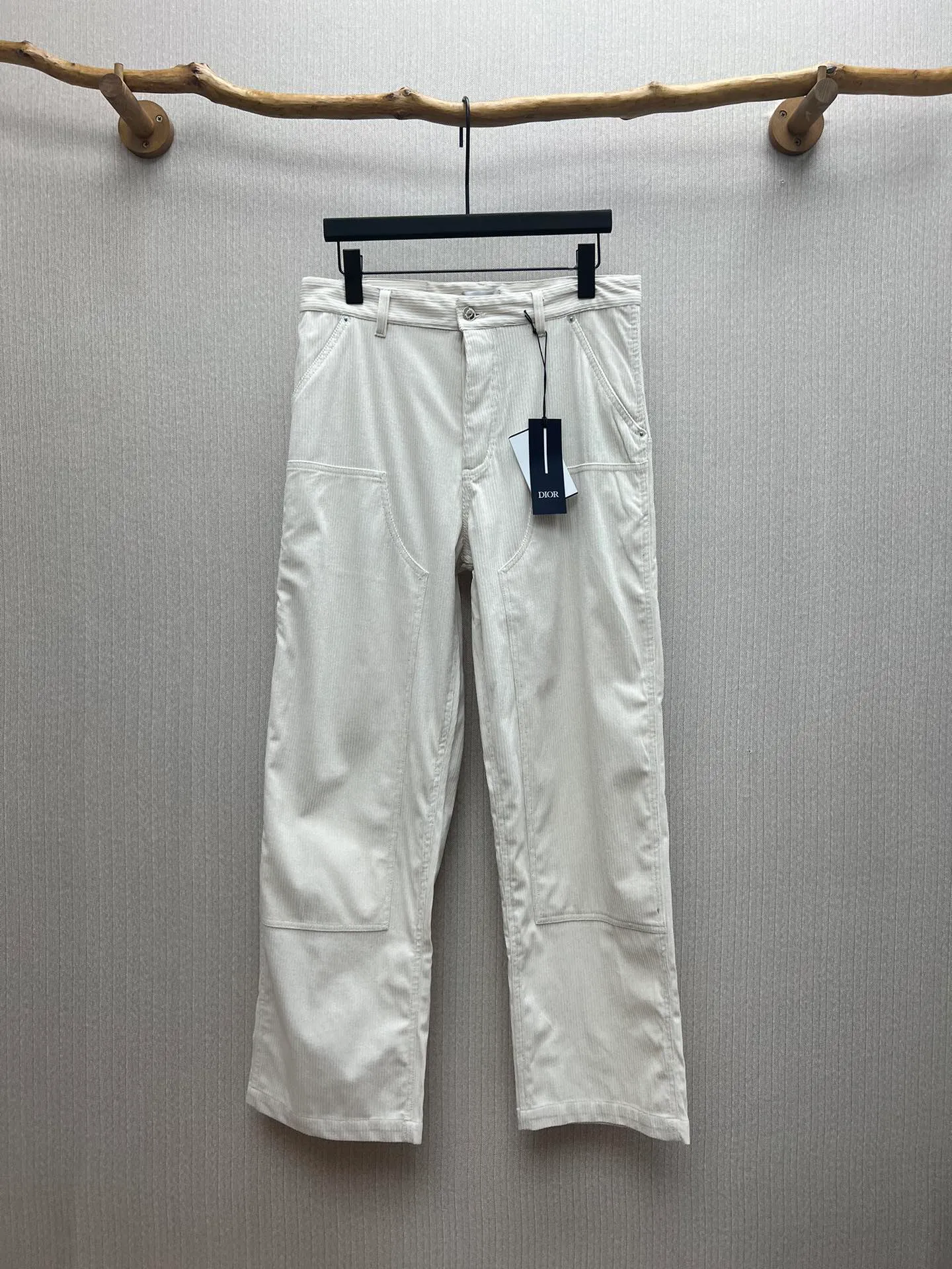 🅿️460 Dior 25ss new work jeans are a new product of the 2025 winter men's wear series. They are decorated with the Dior Love logo inspired by the Dior archives, paying tribute to Dior's heritage. Carefully crafted from off-white cotton corduroy, it features a five-pocket cut and a Dior Love leather label on the back, reinterpreting workwear style with a casual silhouette. Wear with the matching jacket shirt for a sophisticated look. Number of yards: 46.48.50.52.