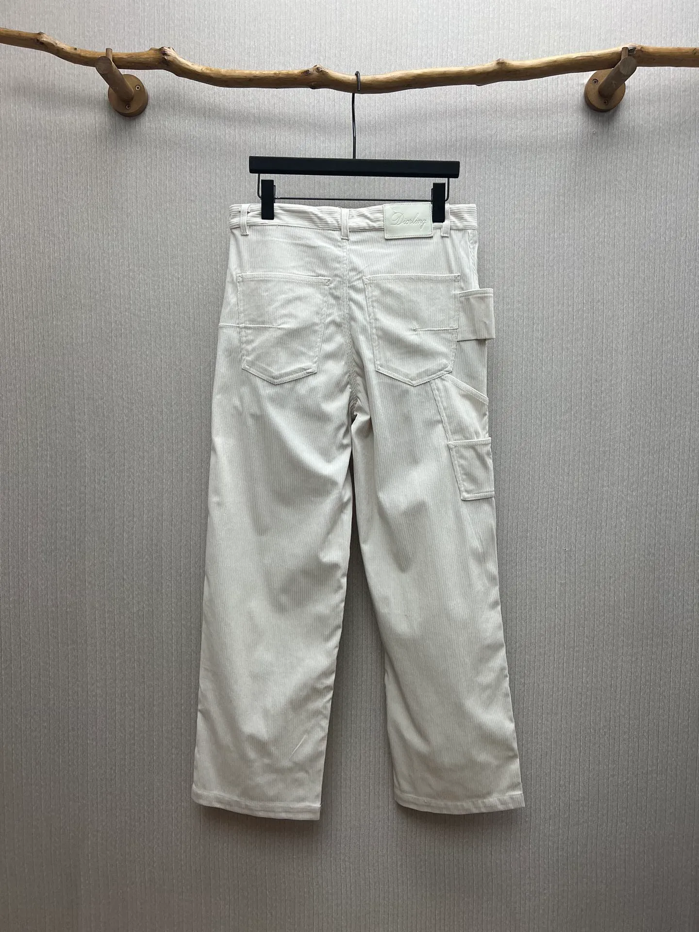 🅿️460 Dior 25ss new work jeans are a new product of the 2025 winter men's wear series. They are decorated with the Dior Love logo inspired by the Dior archives, paying tribute to Dior's heritage. Carefully crafted from off-white cotton corduroy, it features a five-pocket cut and a Dior Love leather label on the back, reinterpreting workwear style with a casual silhouette. Wear with the matching jacket shirt for a sophisticated look. Number of yards: 46.48.50.52.